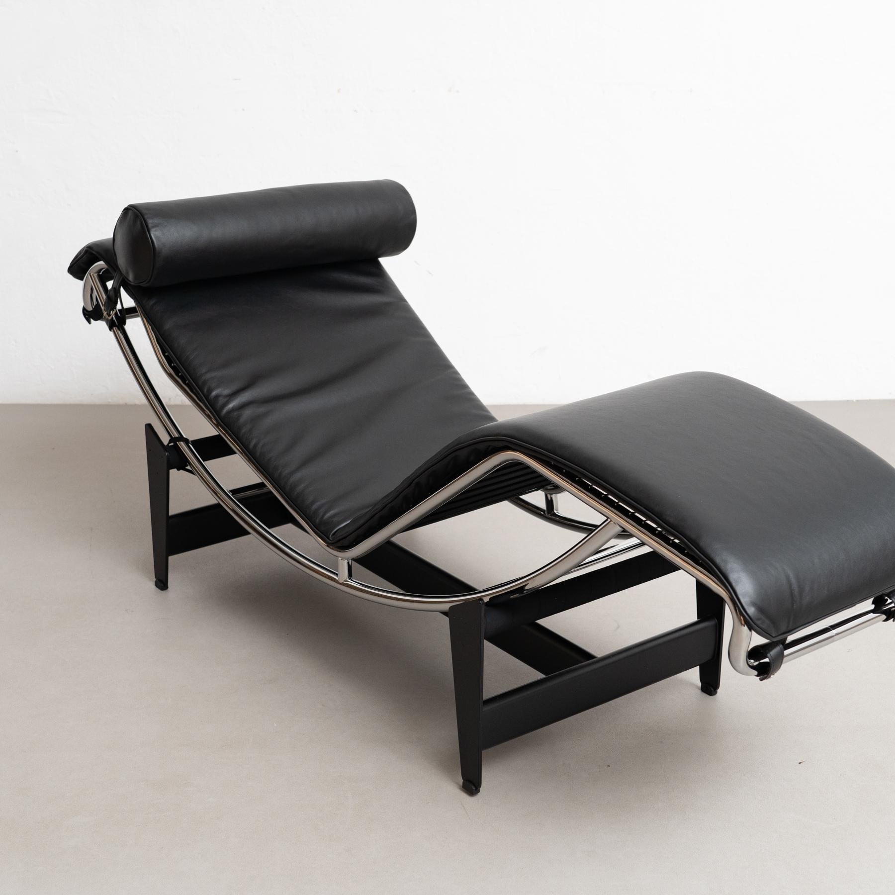 XXI secolo e contemporaneo Le Corbusier 4 Chaise Longue À Réglage Continu, Noire, Durable Per Cassina in vendita