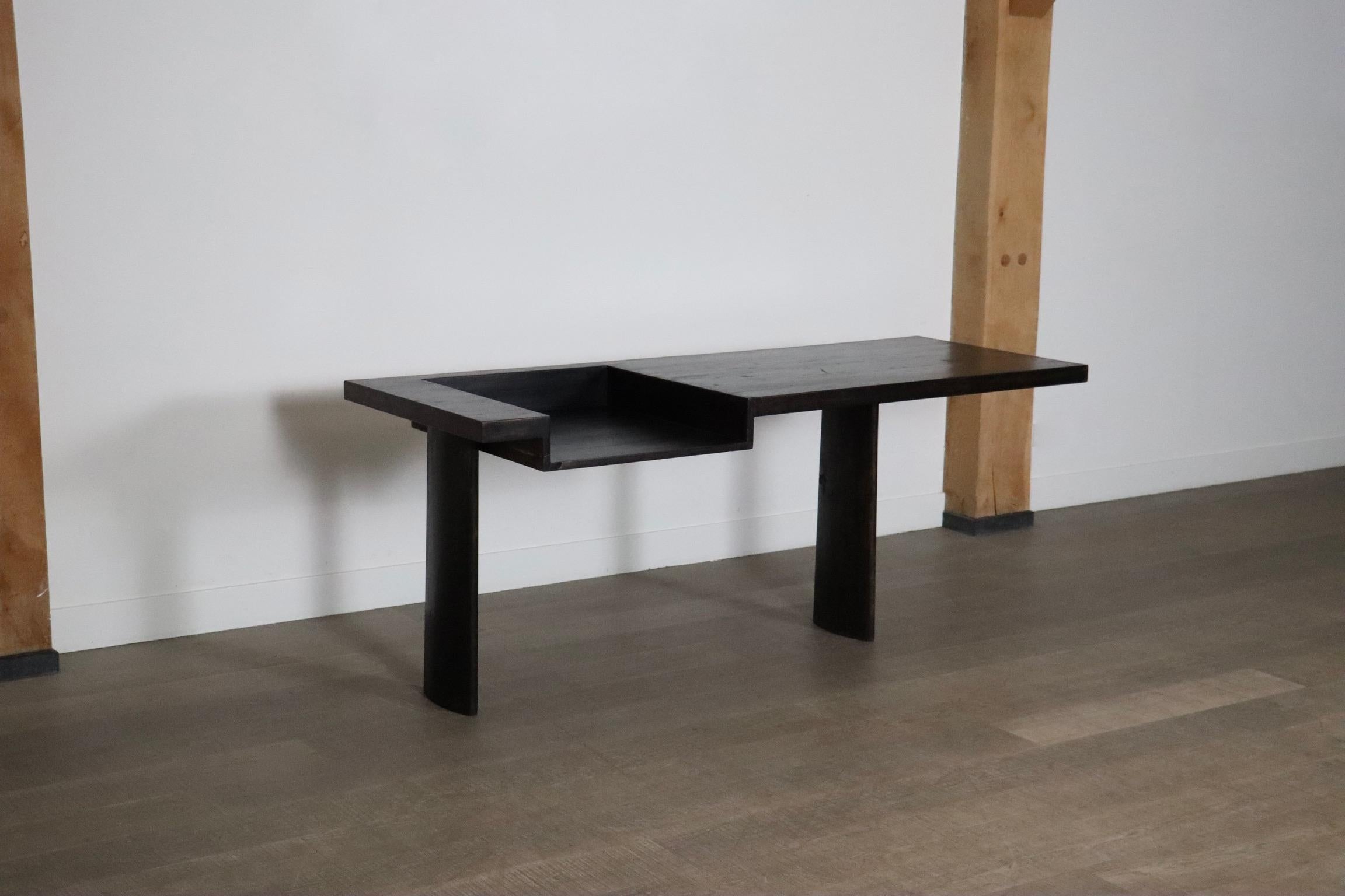 Vi presentiamo il rarissimo modello LC/BD-01-A di console/scrivania realizzato da Balkrishna Doshi e Le Corbusier per la Mills Owners Association, Ahmedabad, nel 1960 circa.

La scrivania, realizzata in teak massiccio, è stata originariamente