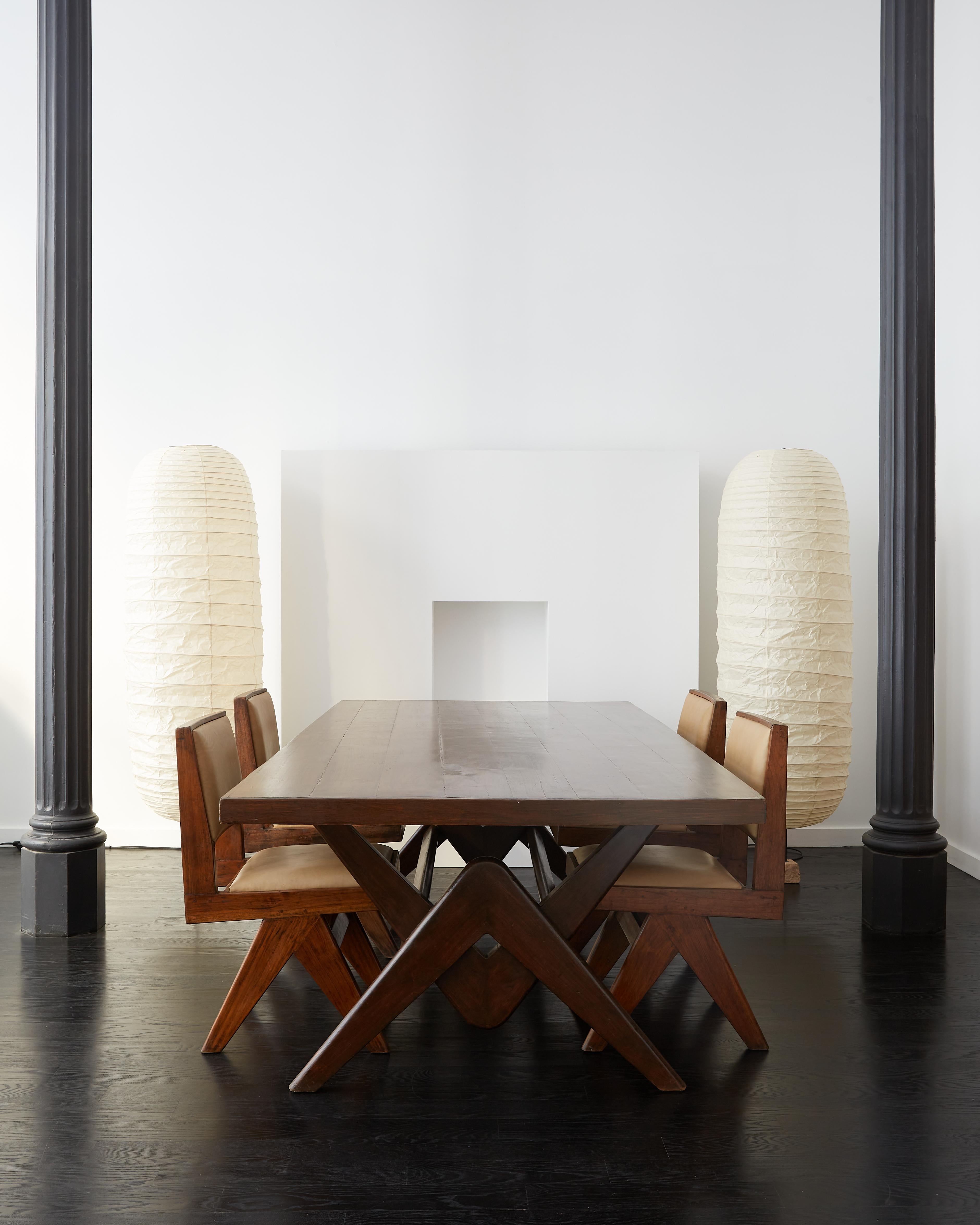 Tisch des Komitees von Le Corbusier und Pierre Jeanneret.

Chandigarh, Indien. ca. 1963-1964

Seltenes Modell mit massiver Teakholzplatte.

Dies ist ein frühes Beispiel von der Punjabi-Universität in Patiala, wo diese Tische zum ersten Mal