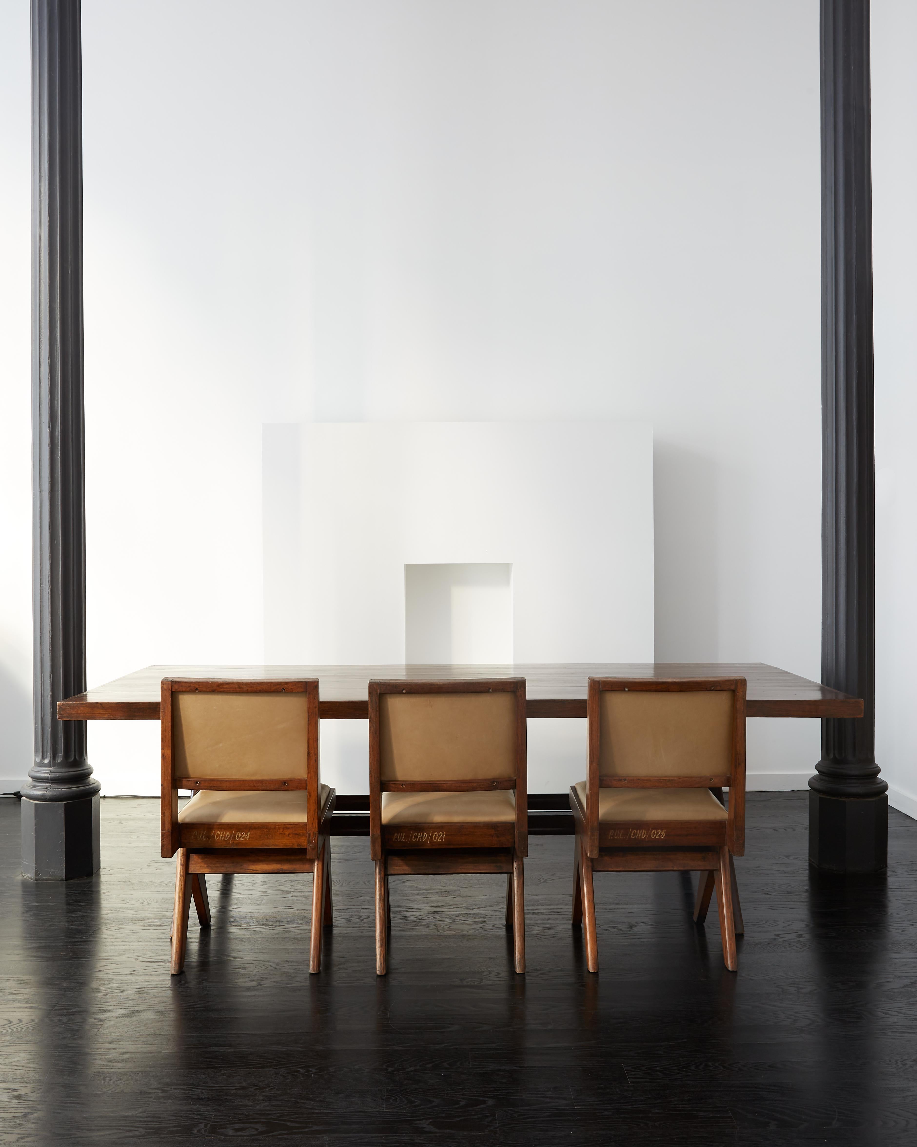 Le Corbusier und Pierre Jeanneret Committee Tisch (Indisch) im Angebot