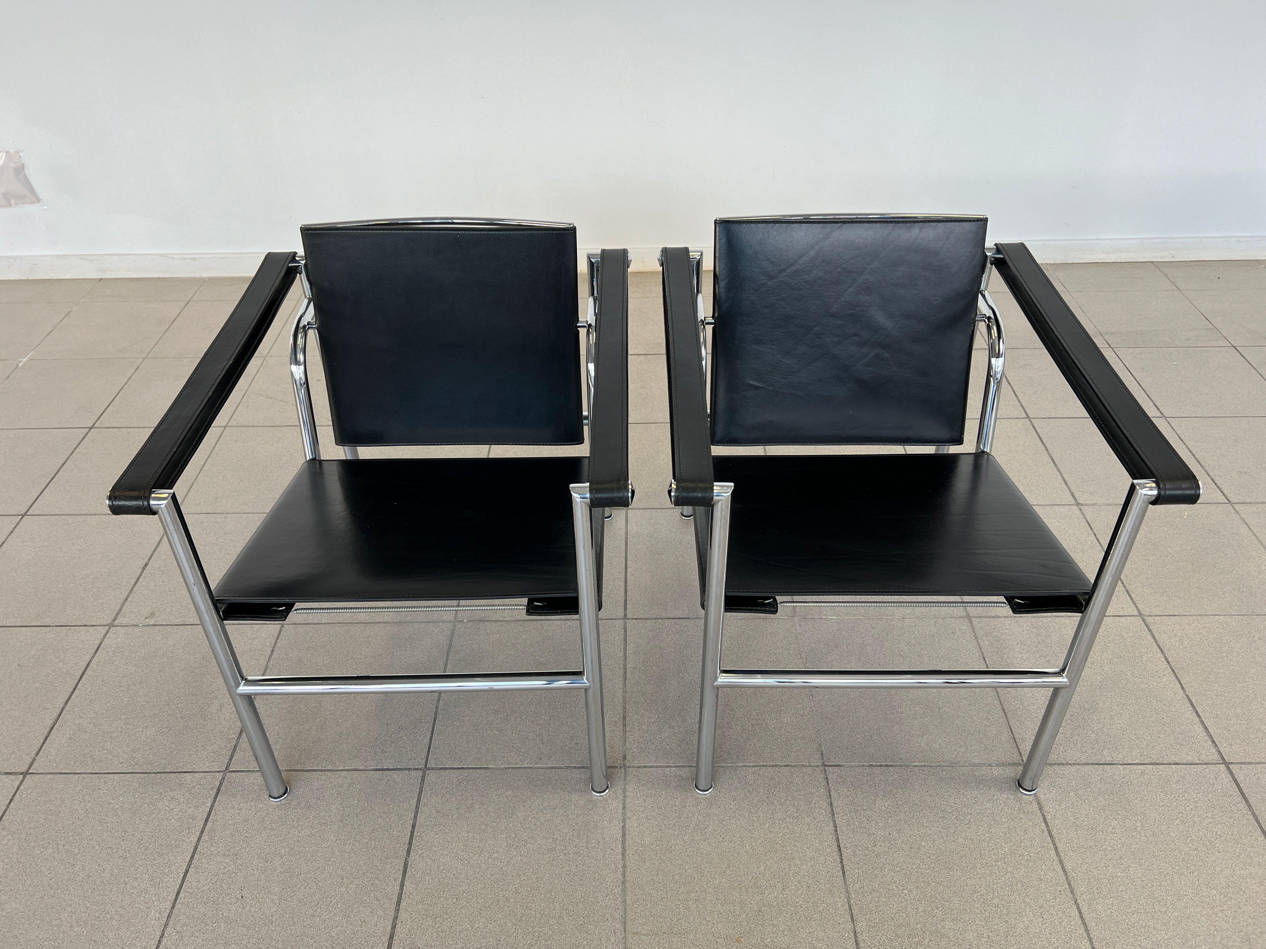 Le Corbusier Schwarze Lederstühle - 2er-Set (Italienisch) im Angebot