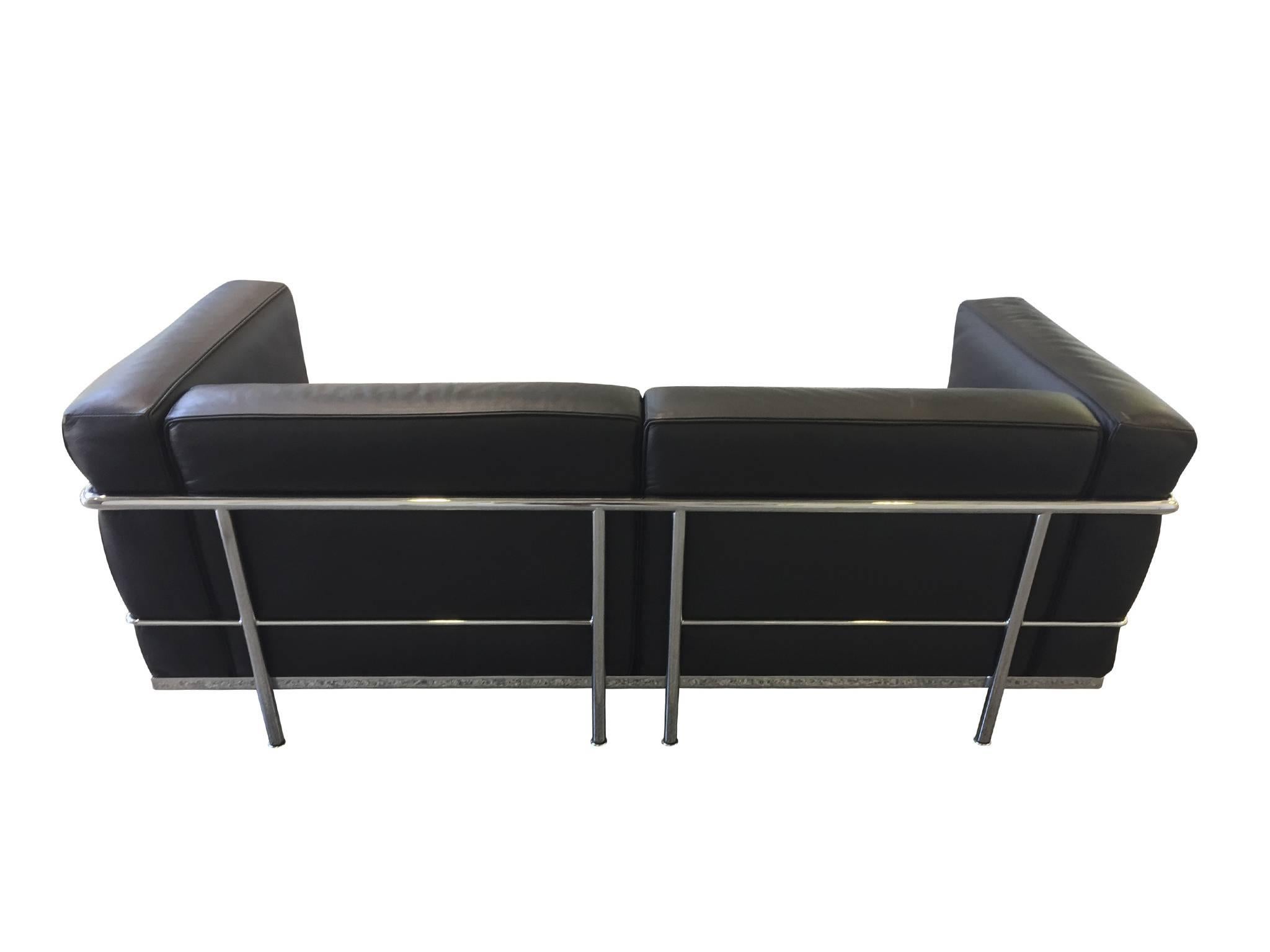 Le Corbusier Black Leather Sofa and Club Chairs by Cassina, Signed In Good Condition In New York, NY