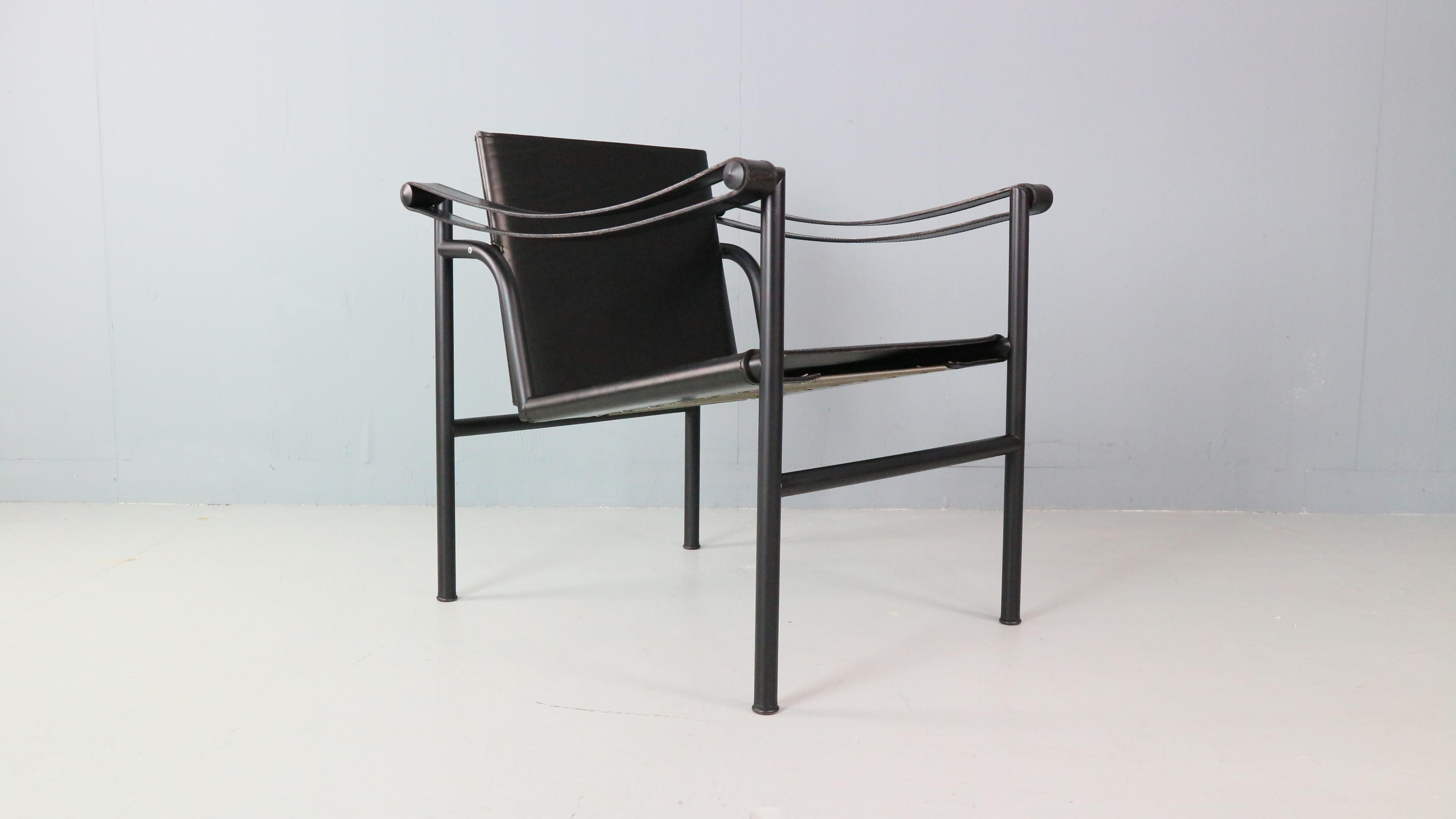 Poltrona disegnata da Le Corbusier, Jeanneret e Charlotte Perriand e prodotta per Cassina, famosa manifattura italiana nel periodo degli anni '70.
Numero di modello LC1, originariamente firmato sulla struttura della sedia.
Seduta e schienale in