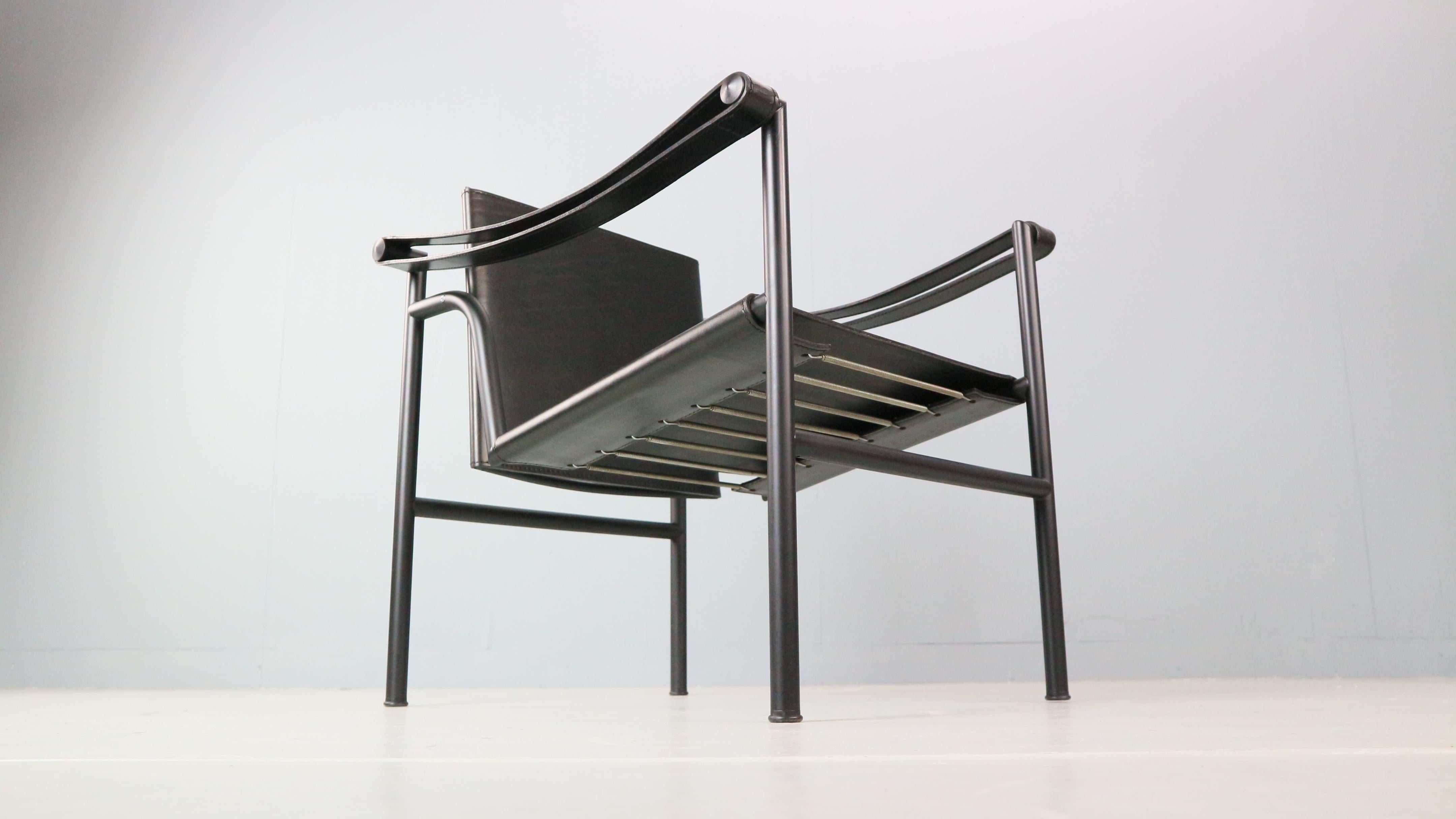 Mid-Century moderno Poltrona Le Corbusier nero su nero Model-LC1 per Cassina, anni '70, Italia in vendita