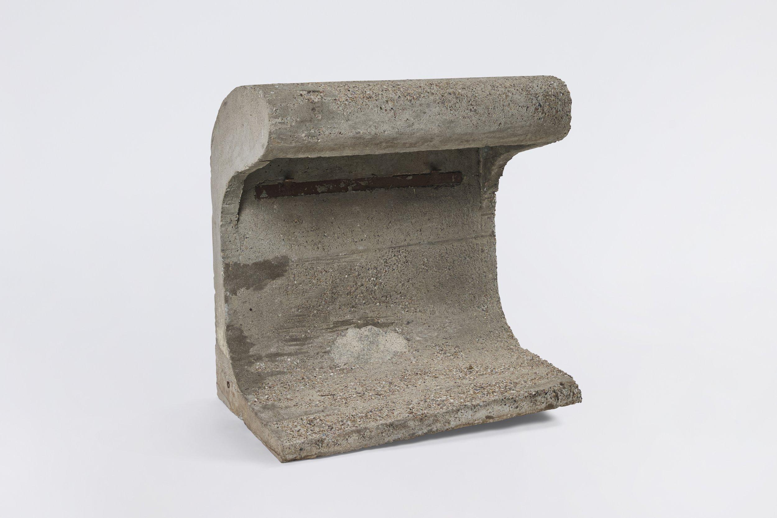  Borne Béton, una lampada in cemento, è stata meticolosamente concepita da Le Corbusier nel 1952 per il Projet Unité d'Habitation de Marseille (Progetto di Unità Abitativa) e per le dighe di Bhakra e Sukhna in India. Dopo aver trasformato