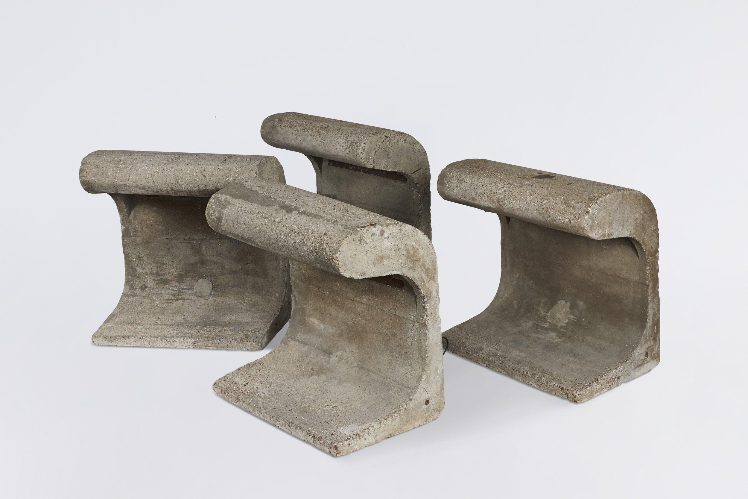  Borne Béton, una lampada in cemento, è stata meticolosamente concepita da Le Corbusier nel 1952 per il Projet Unité d'Habitation de Marseille (Progetto di Unità Abitativa) e per le dighe di Bhakra e Sukhna in India. Dopo aver trasformato