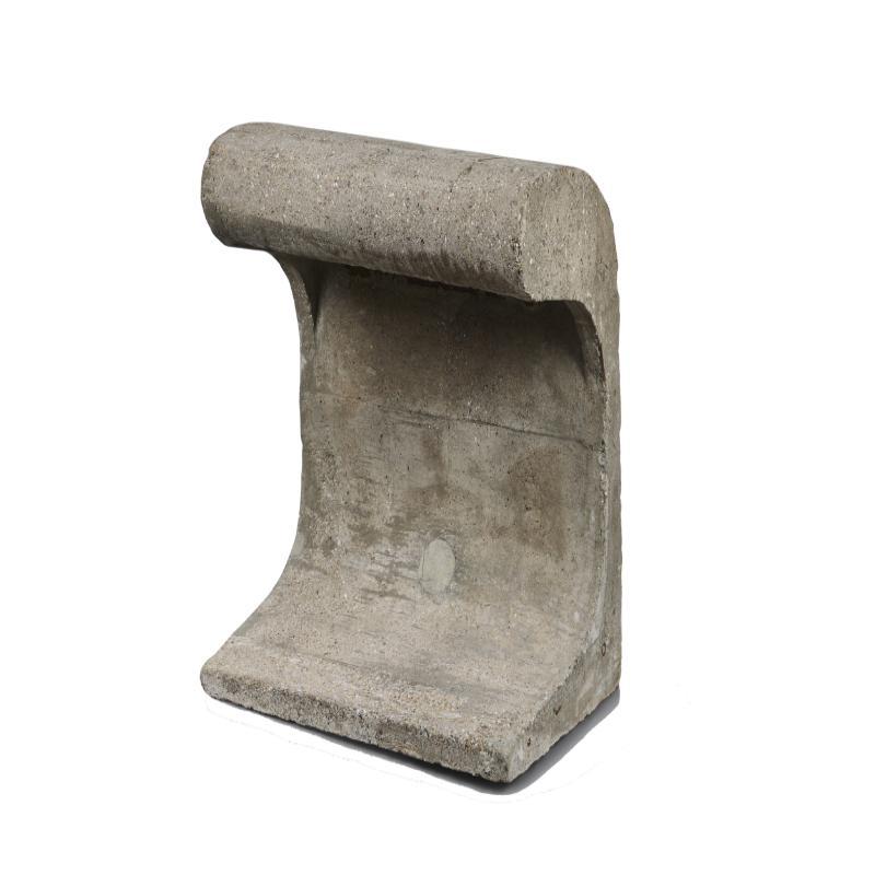  Borne Béton, una lampada in cemento, è stata meticolosamente concepita da Le Corbusier nel 1952 per il Projet Unité d'Habitation de Marseille (Progetto di Unità Abitativa) e per le dighe di Bhakra e Sukhna in India. Dopo aver trasformato