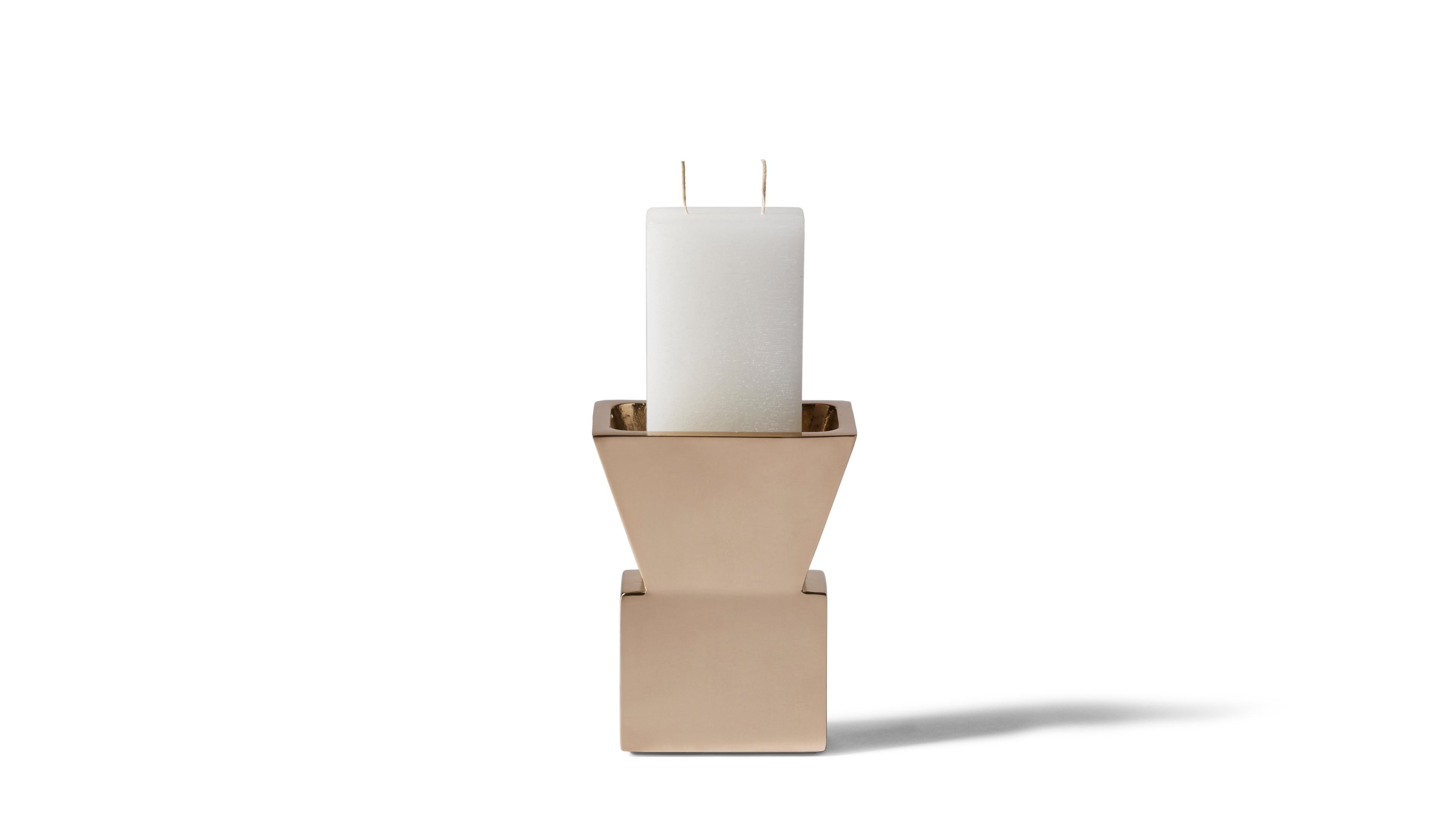 Le Corbusier Bourgeois La Tourette Candeliere per Cassina 

Un candeliere le cui linee eleganti e minimaliste esaltano il carattere squisito del bronzo, per illuminare la casa con eleganza e funzionalità.

Un candeliere le cui linee eleganti e