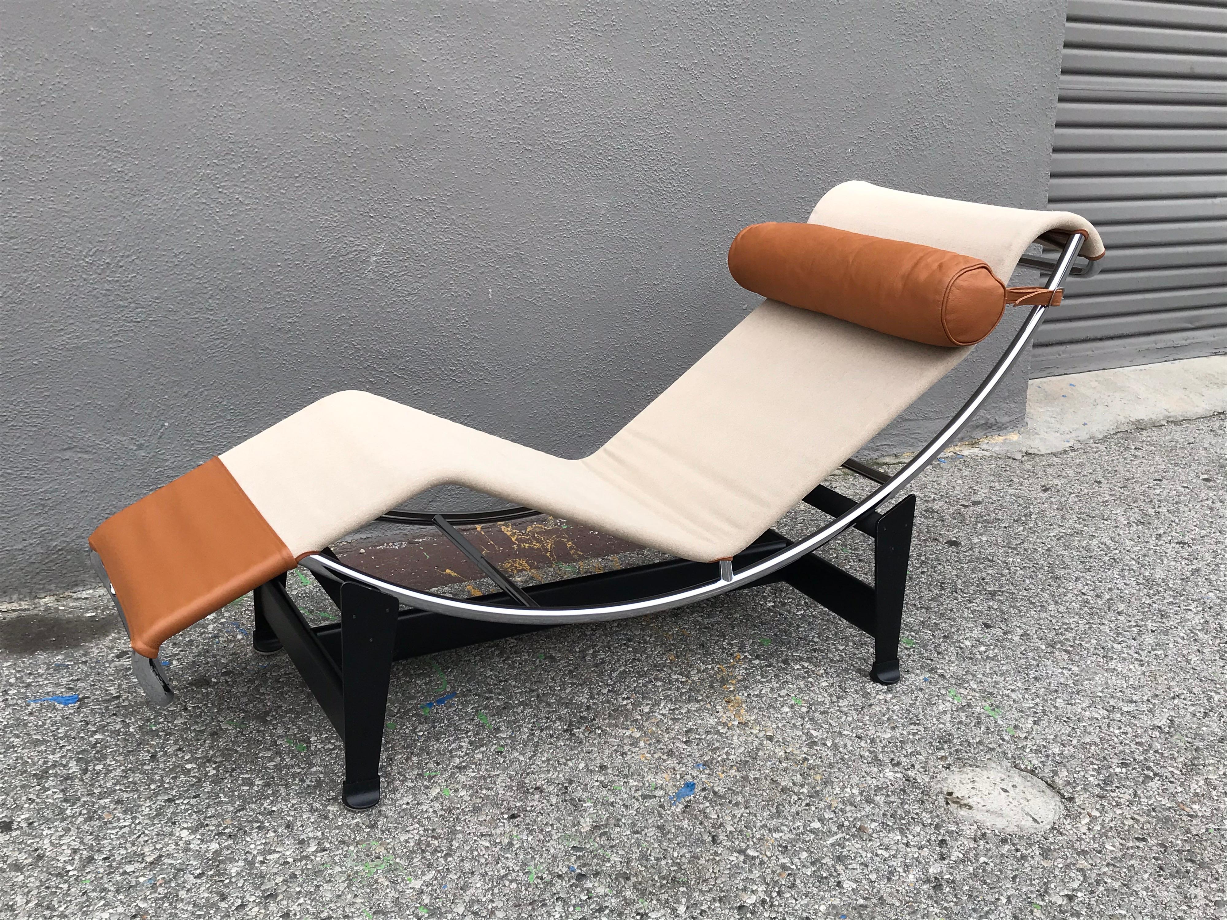 Le Corbusier Canvas and Leather Chaise Longue by Cassina 3