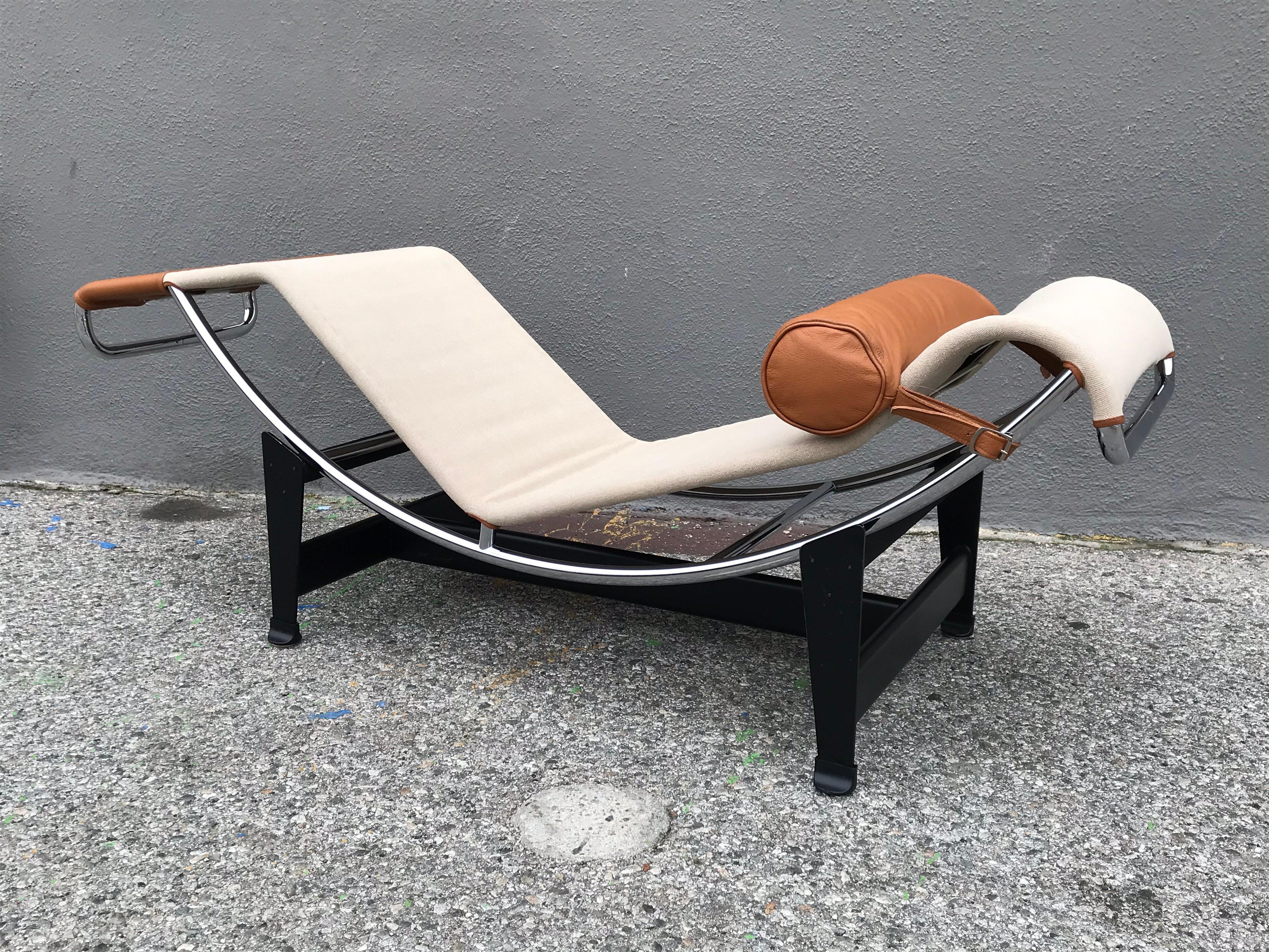 Italian Le Corbusier Canvas and Leather Chaise Longue by Cassina