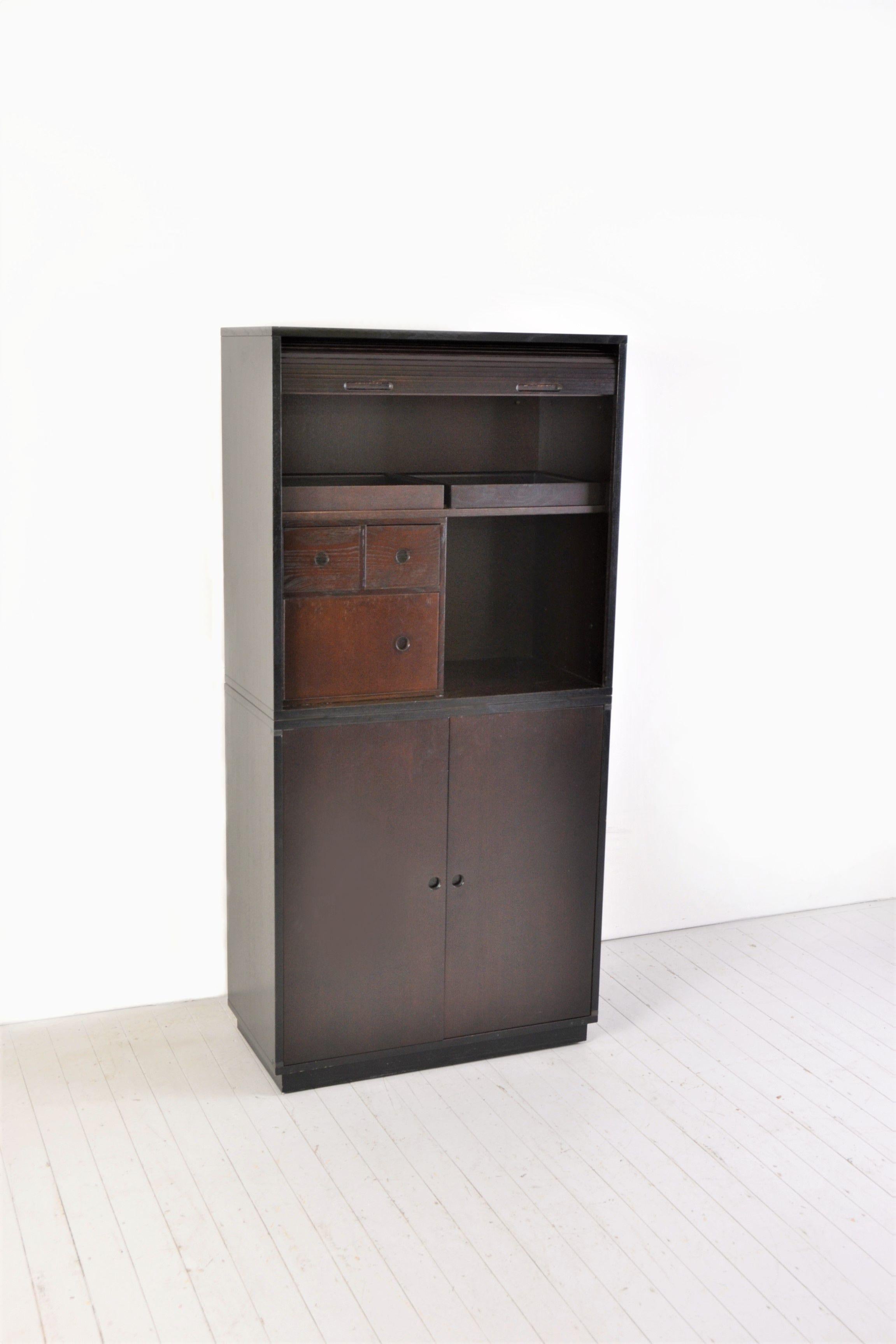 Très belle armoire modulaire, en marron et noir. cette variation de couleur est hors production. elle a été fabriquée en 1991.
Bon état.