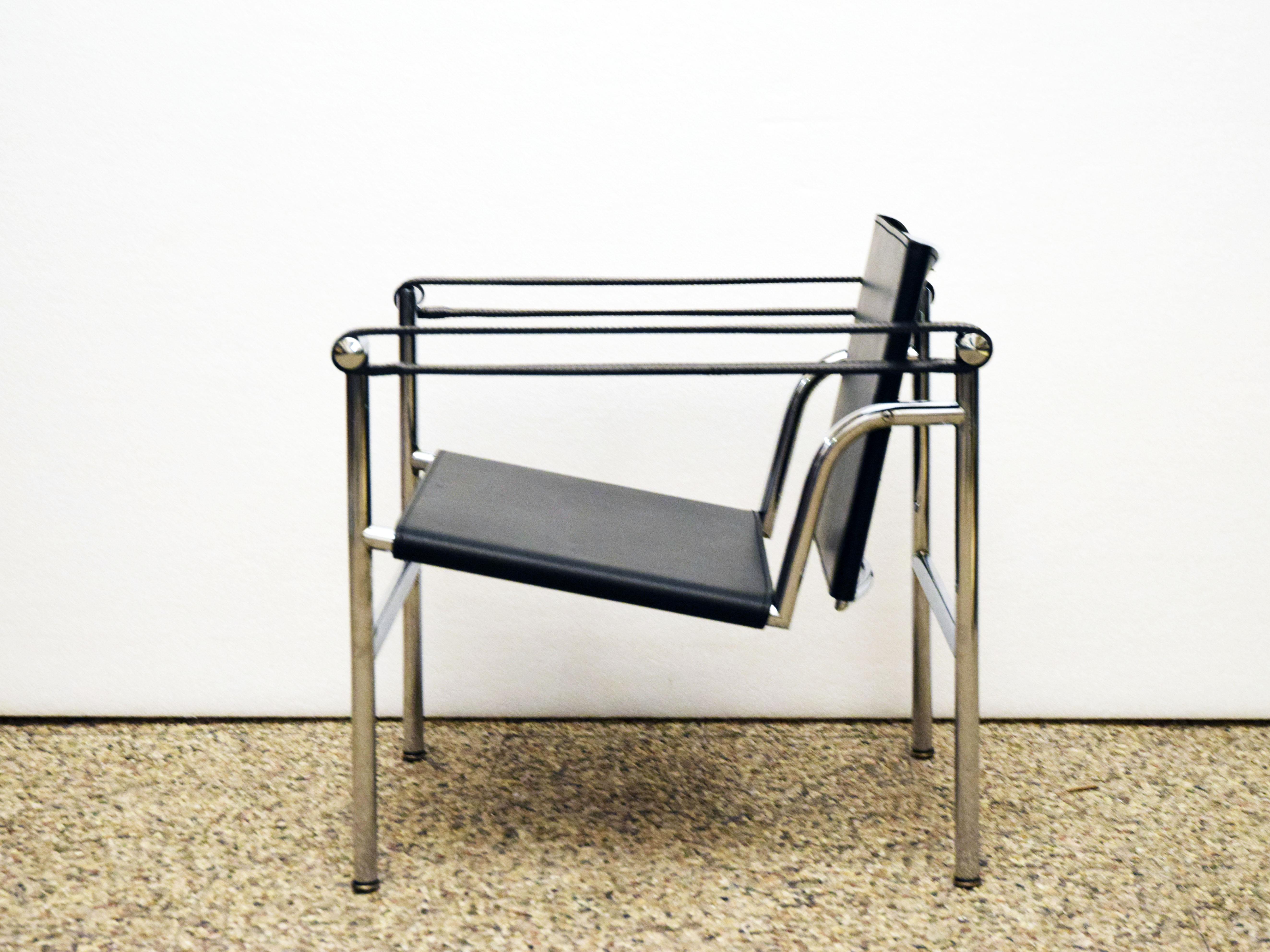 Sillón LC1 diseñado por Le Corbusier para Cassina, años 70.
Estructura de acero cromado, asiento, respaldo y reposabrazos de cuero negro.
Este modelo tiene respaldo basculante.
Firma y número de serie grabados en el armazón.
En excelente estado.
