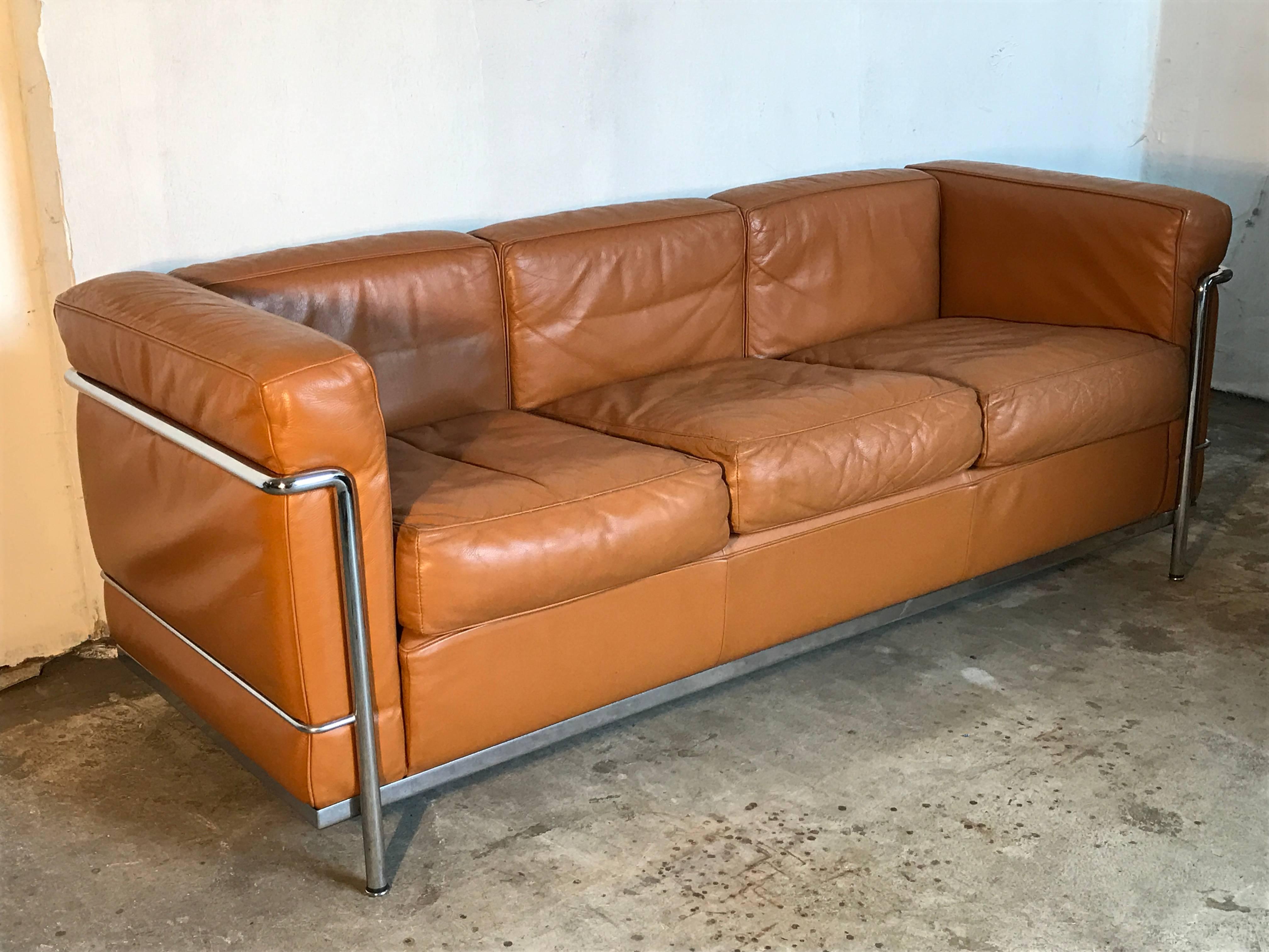 The famous LC2 sofa from Le Corbusier in collaboration with the designer Charlotte Perriand and his cousin Pierre Jeanneret for the 1927 Paris Autumn Salon.
This sofa from the 1980s has a nice material combination, chrome frame with brown leather