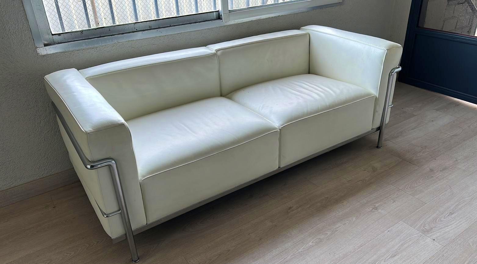 Le Corbusier Cassina original sofa
Cassina original LC2
White skin.
Perfect state.
Measures: 130cm x 50cm x 54cm

In 1922, Le Corbusier began working in the new rue de Sèvres, Paris, atelier with his cousin Pierre Jeanneret with whom he shared