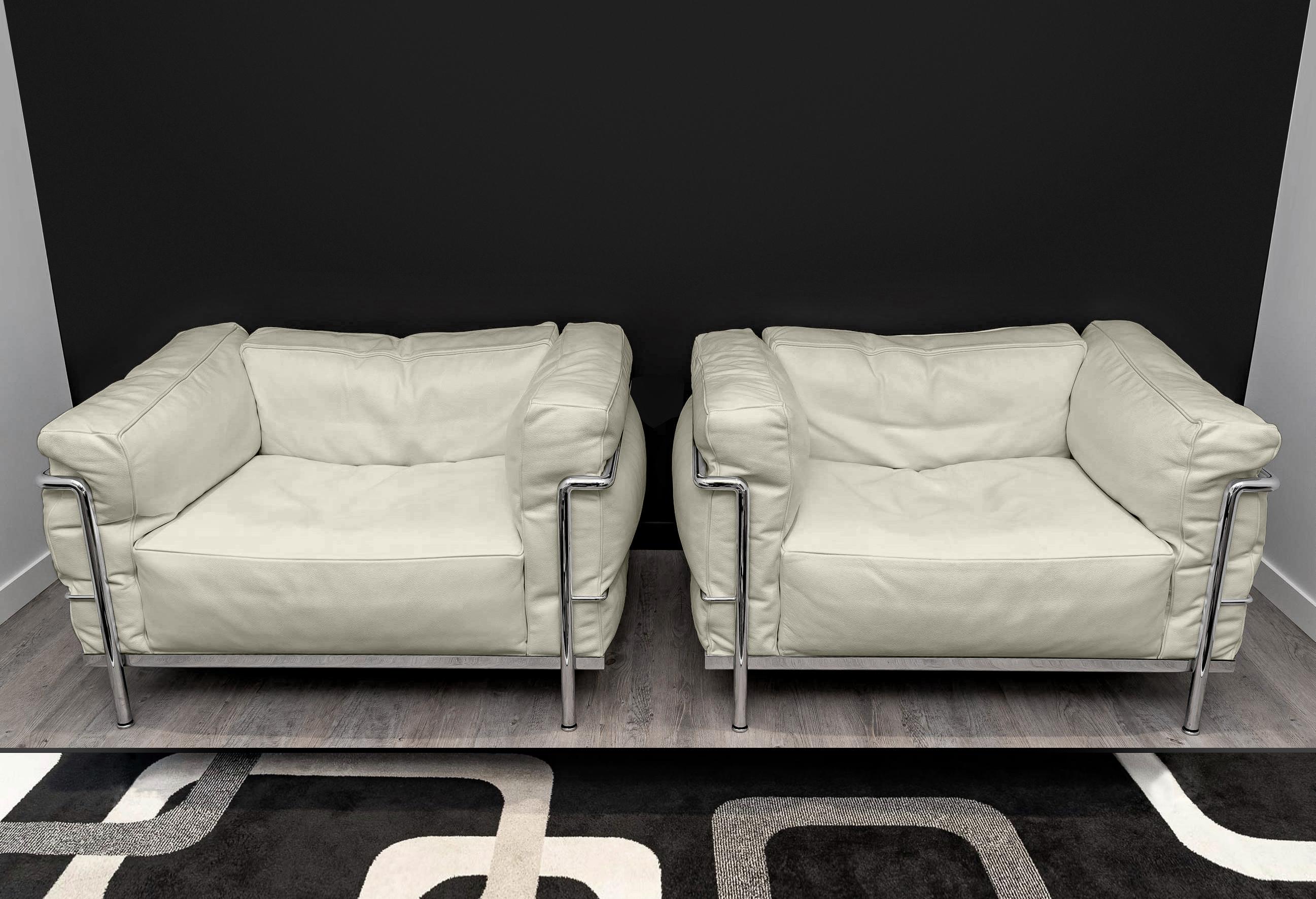 Pair of authentic LC3 Feather Armchairs, designed by Le Corbusier, Perriand and Jeanneret in 1928.
Cassina edition in very elegant “chalk” colored leather.
''Feather'' version with goose down cushion padding, giving a more relaxed look.
Engraved