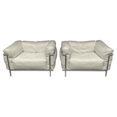 Paire de fauteuils Lc3 Feather Chalk Leather Le Corbusier & Cassina