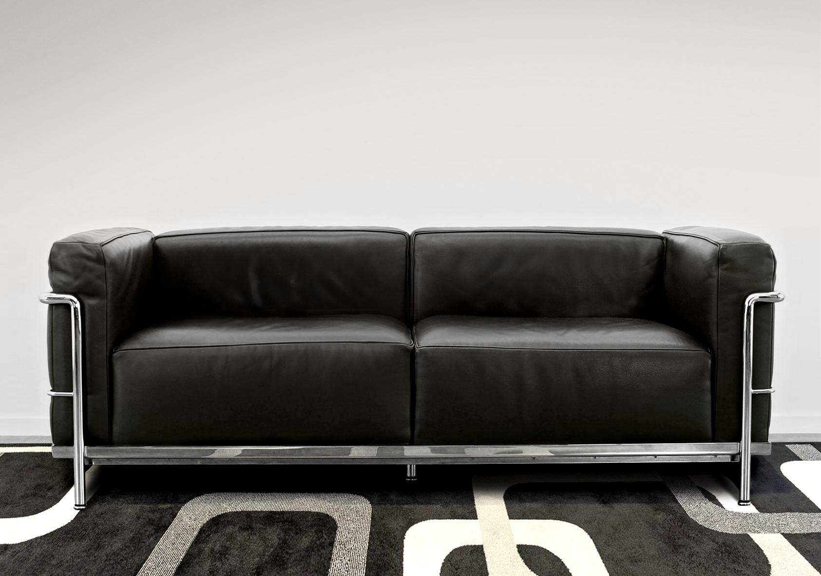Authentisches Sofa LC3, entworfen von Le Corbusier, Perriand und Jeanneret im Jahr 1928.
Cassina Ausgabe in schwarzem Leder.
Eingravierte Seriennummer und Unterschrift von Cassina.

Sehr guter Zustand.

B 168 cm x T 73 cm x H 62 cm