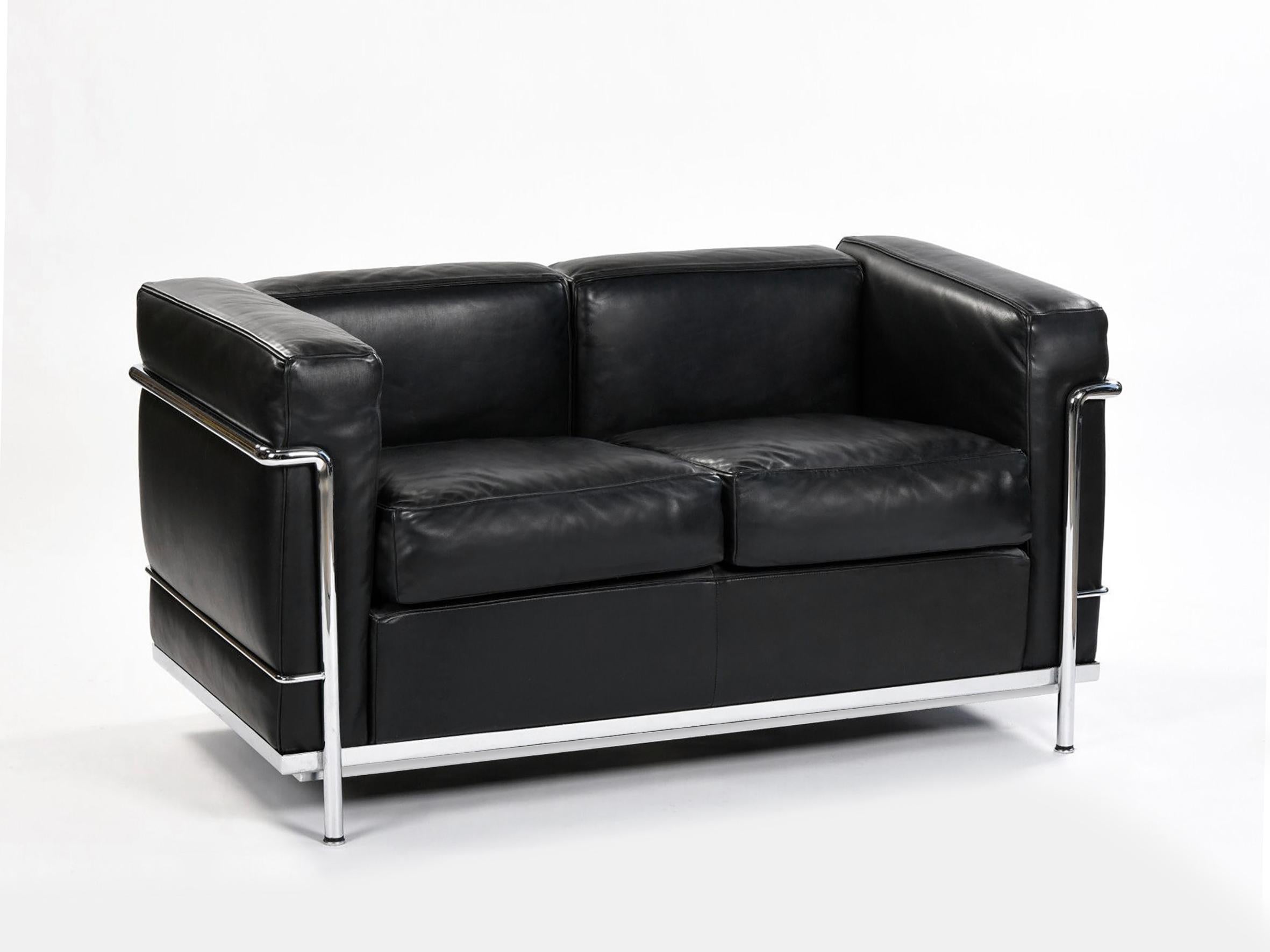Authentisches Sofa LC3, entworfen von Le Corbusier, Perriand und Jeanneret im Jahr 1928.
Cassina Ausgabe in schwarzem Leder.
Eingravierte Seriennummer und Unterschrift von Cassina.

Sehr guter Zustand.

B 130 cm x T 70 cm x H 69 cm
