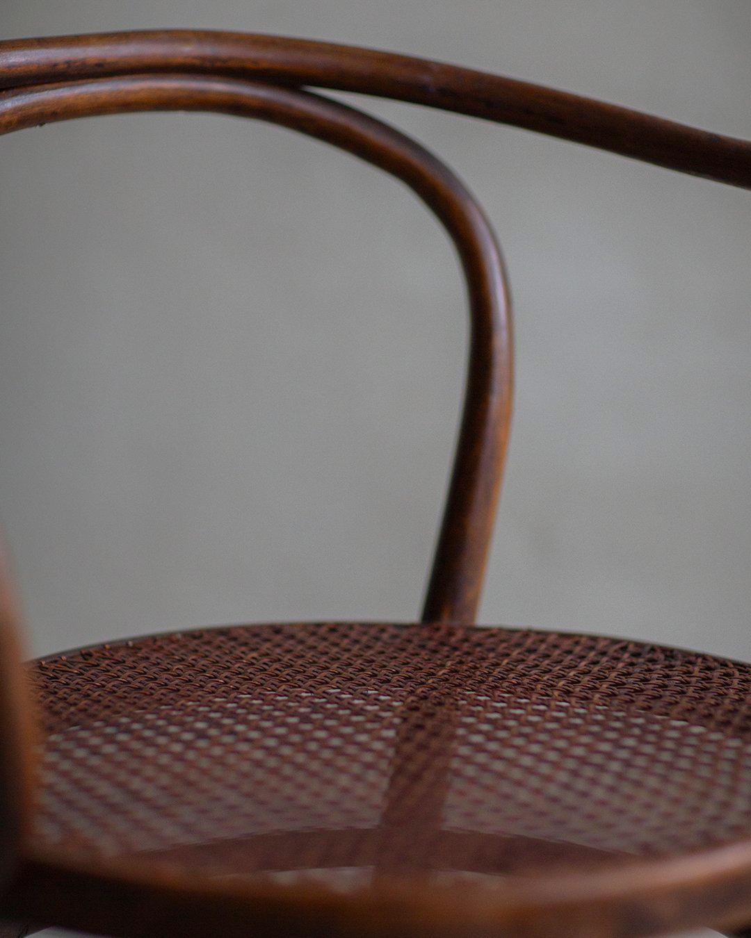 Un classique du design conçu par Le Corbusier, la Chaise 209, signifie le summum de l'artisanat et du design. Cet élégant chef-d'œuvre en bois courbé fait preuve d'une construction et d'un design exceptionnels : fabriqué à partir d'un seul cadre en