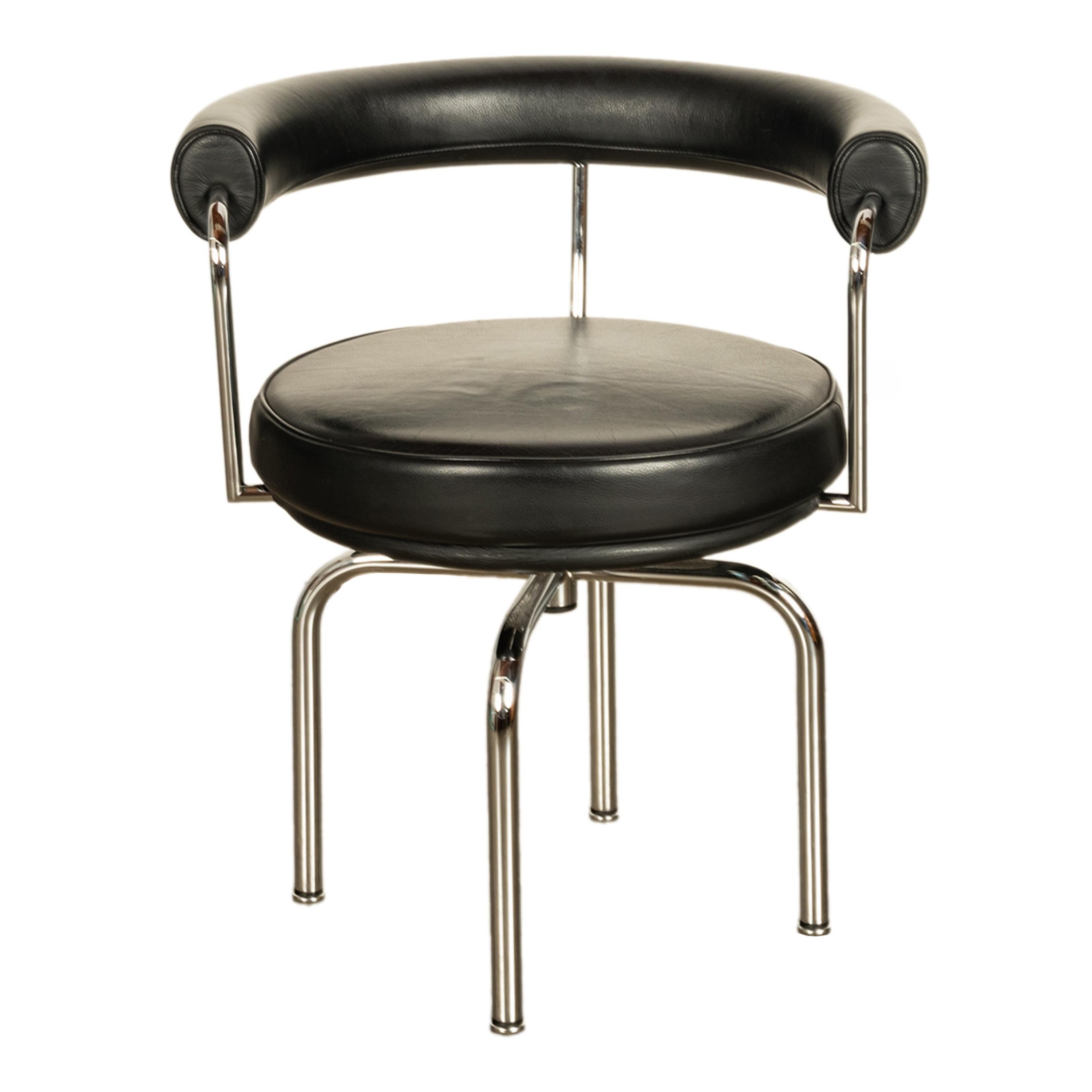 Le Corbusier, Charlotte Perriand & Pierre Jeanneret, black leather & steel LC 7 swivel chair by Cassina, 1980s.
The classic Le Corbusier tubular steel & black leather swivel chair, in excellent condition, purchased in the late 1980s. The chair was