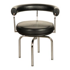 Le Corbusier Charlotte Perriand LC 7 Sedia girevole in pelle nera di Cassina anni '80