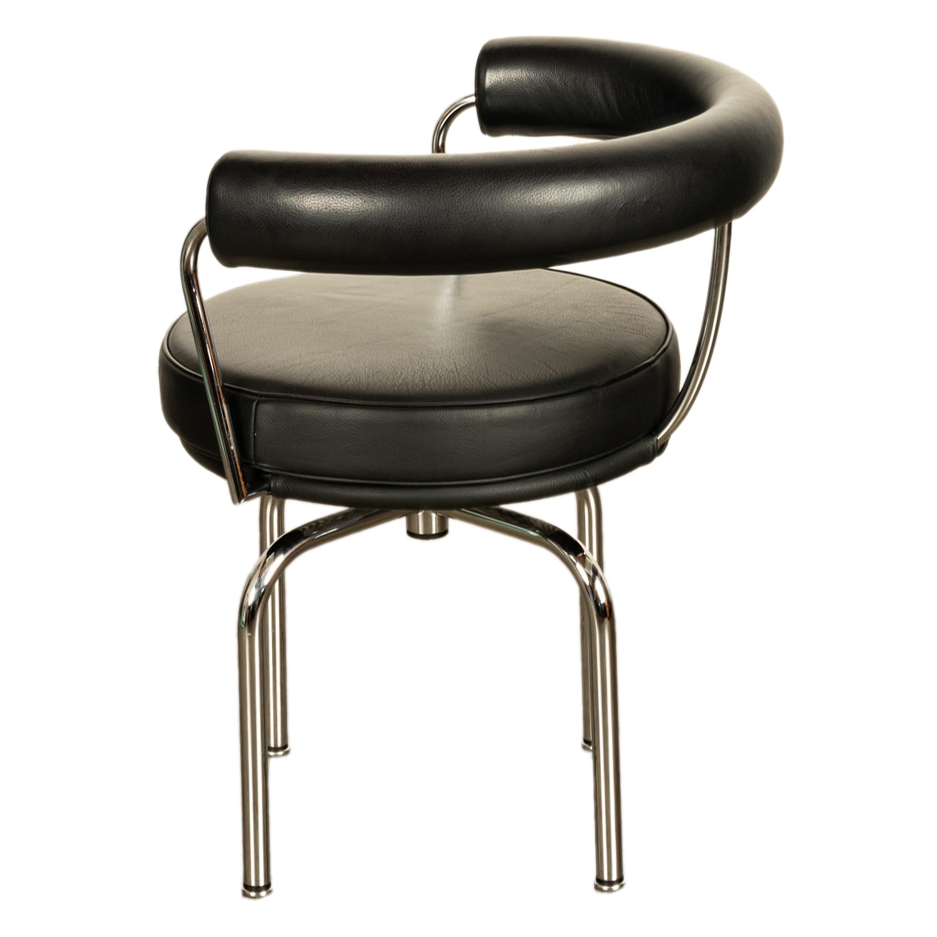 Le Corbusier Charlotte Perriand LC 7 Black Leather Swivel Chair by Cassina 1980s In Good Condition In Portland, OR