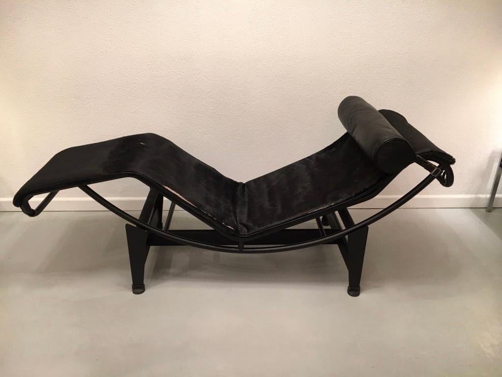 Original vintage LC4 black pony skin lounge chair by Le Corbusier and Charlotte Perriand produced by Cassina, Italy, 1978
Black matte tubular structure with signature and manufacturer label
Original label kept by the original owner with date of