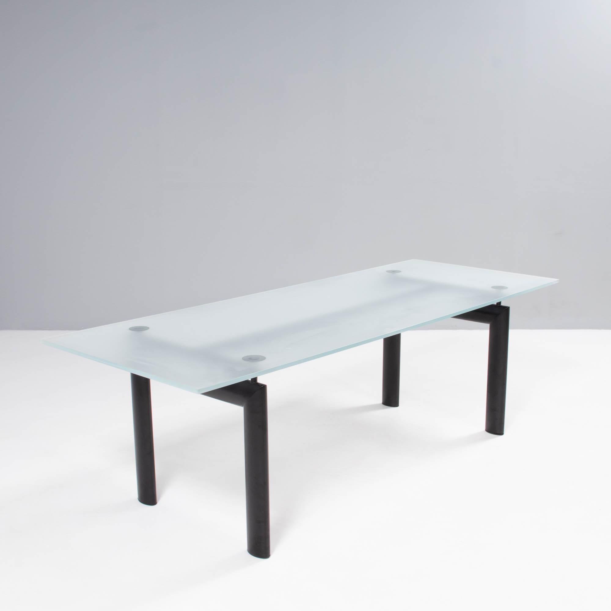 Conçue à l'origine en 1928 par Le Corbusier, Charlotte Perriand et Jean Jeanerret, la collection LC réduit le design des meubles aux éléments et aux silhouettes les plus essentiels, ce que démontre parfaitement la table LC6.

La base, construite en