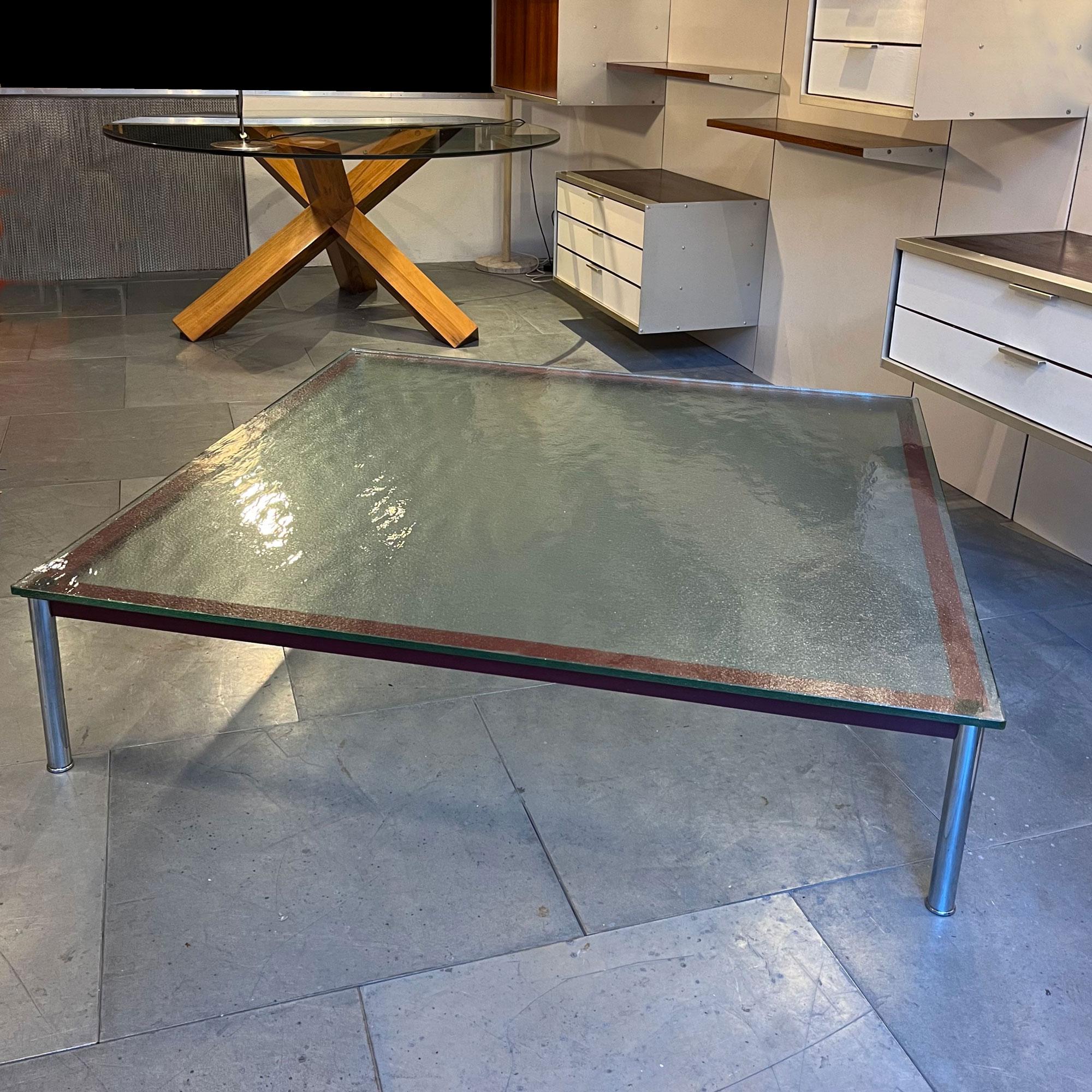 Table basse Le Corbusier en verre et métal Cassina modèle LC 10.
Design/One initial de 1929 composé d'un tube chromé supportant un cadre laqué, d'une dalle de verre de type Saint Gobain (appelé lit de sable).
Tampon de marque et numéro de série sur