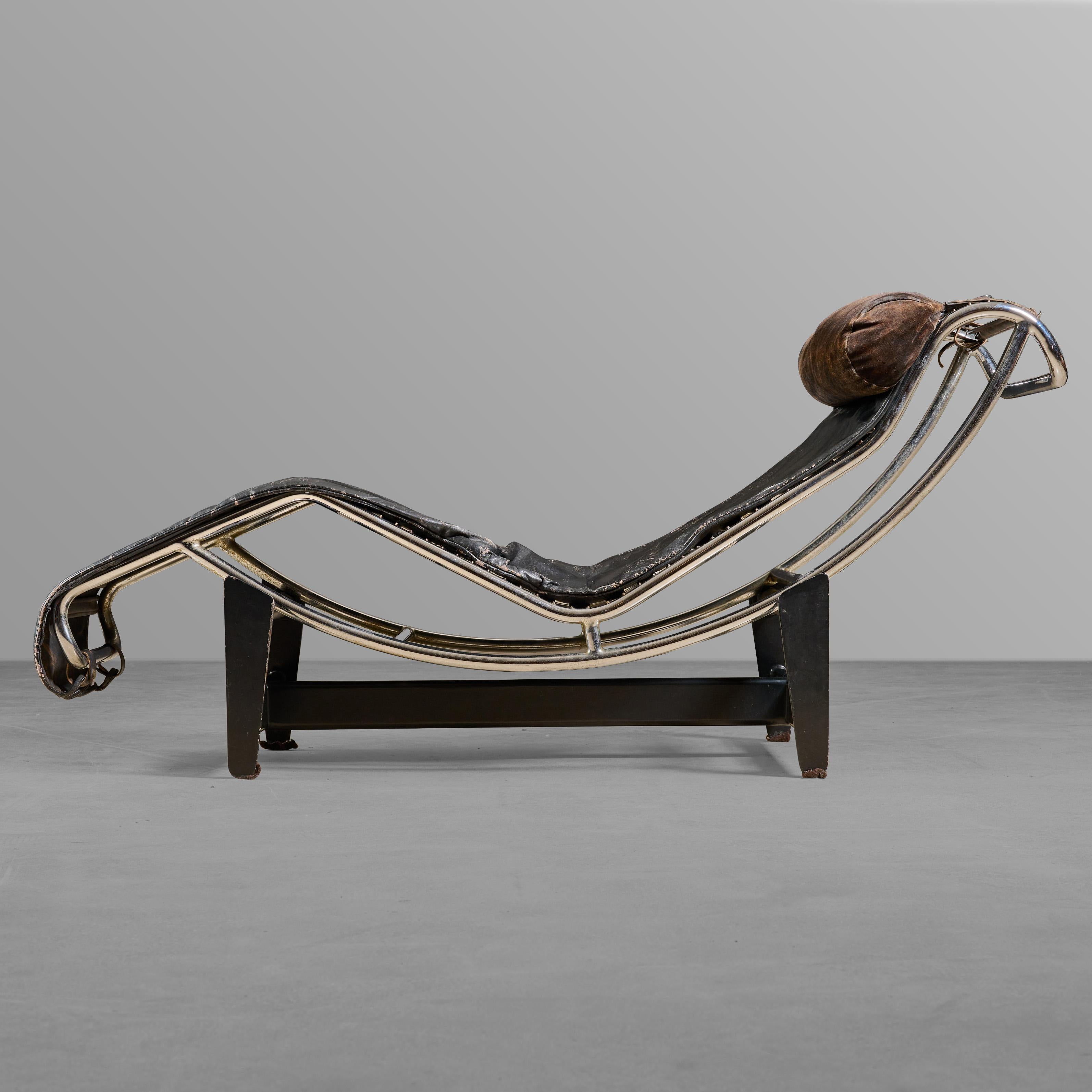 Chaise longue en chrome et cuir sur base de fer. Conçu par Le Corbusier. Fantastique.

