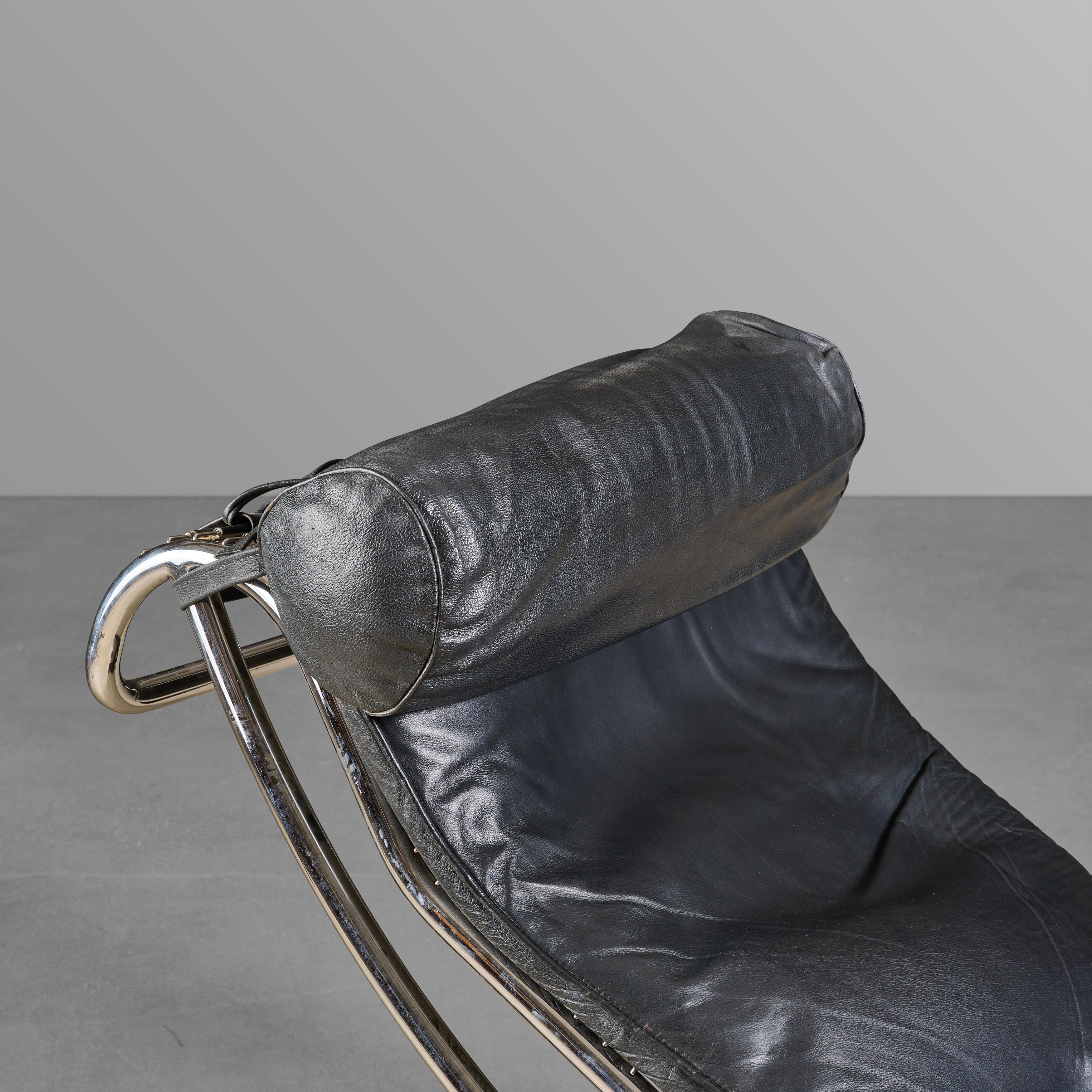 Chaise longue en chrome et cuir sur socle. Conçu par Le Corbusier. Fantastique.

 