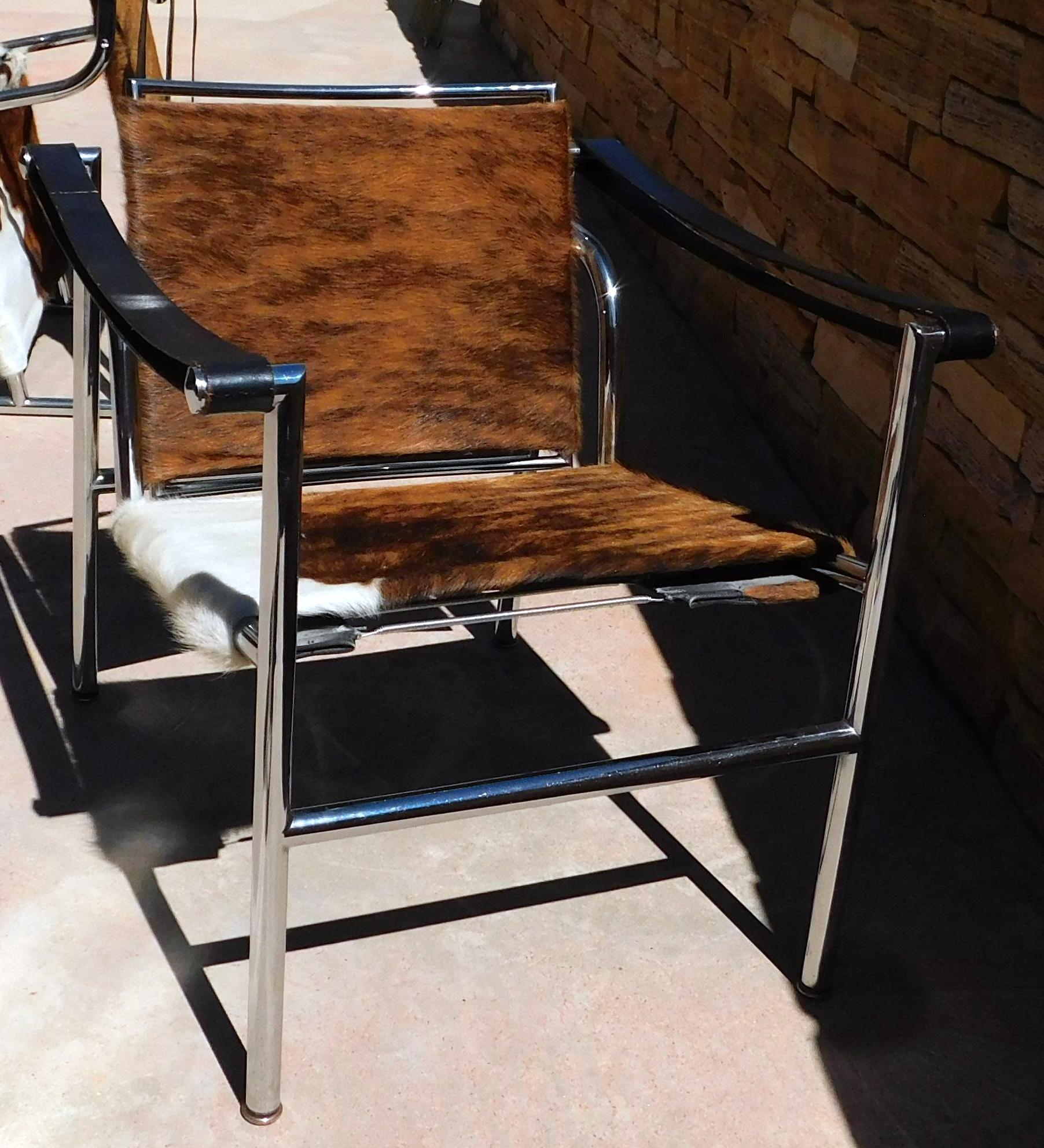 Sillas de piel de vaca de Le Corbusier por Cassina, Italia, 1965 - Firmadas y numeradas Italiano en venta