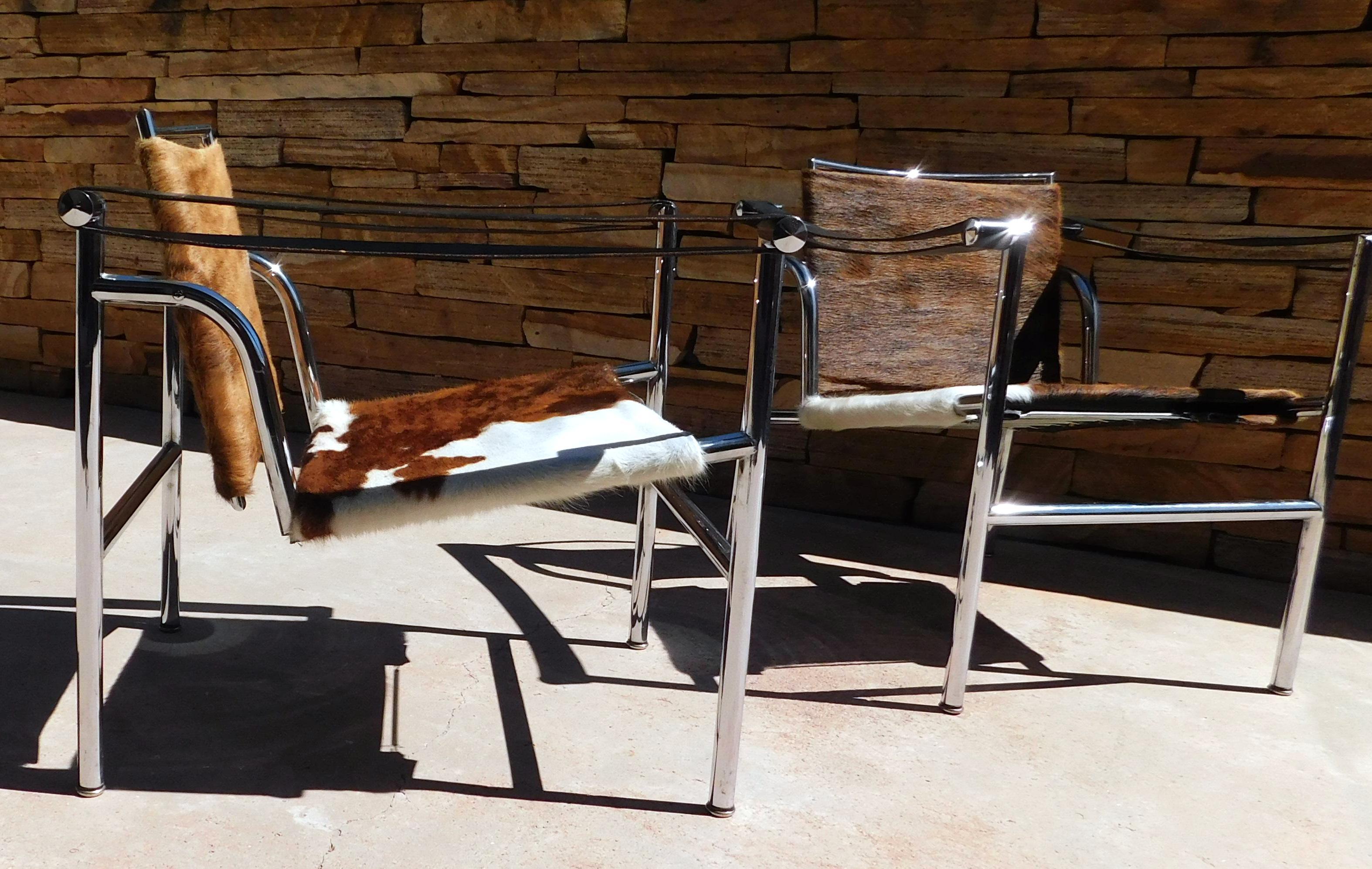 Sillas de piel de vaca de Le Corbusier por Cassina, Italia, 1965 - Firmadas y numeradas en Bueno estado para la venta en Phoenix, AZ