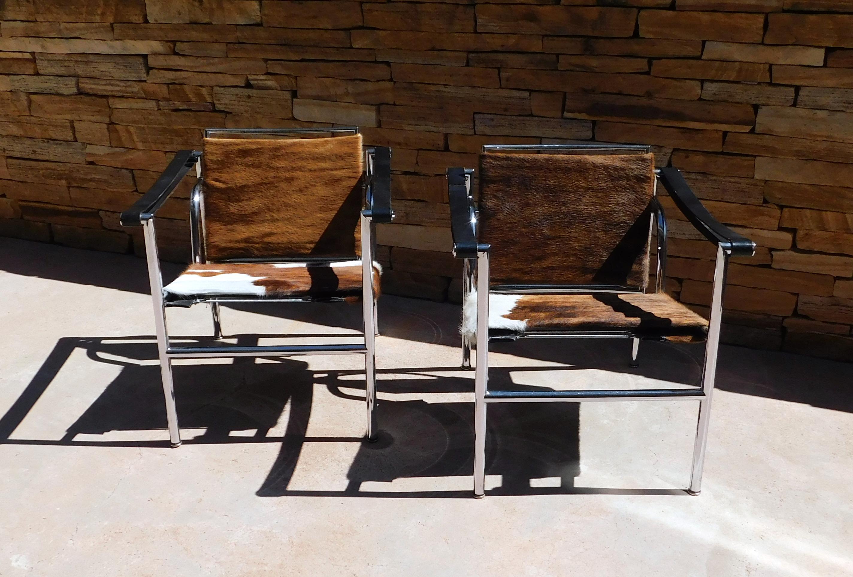 Sillas de piel de vaca de Le Corbusier por Cassina, Italia, 1965 - Firmadas y numeradas en venta 3
