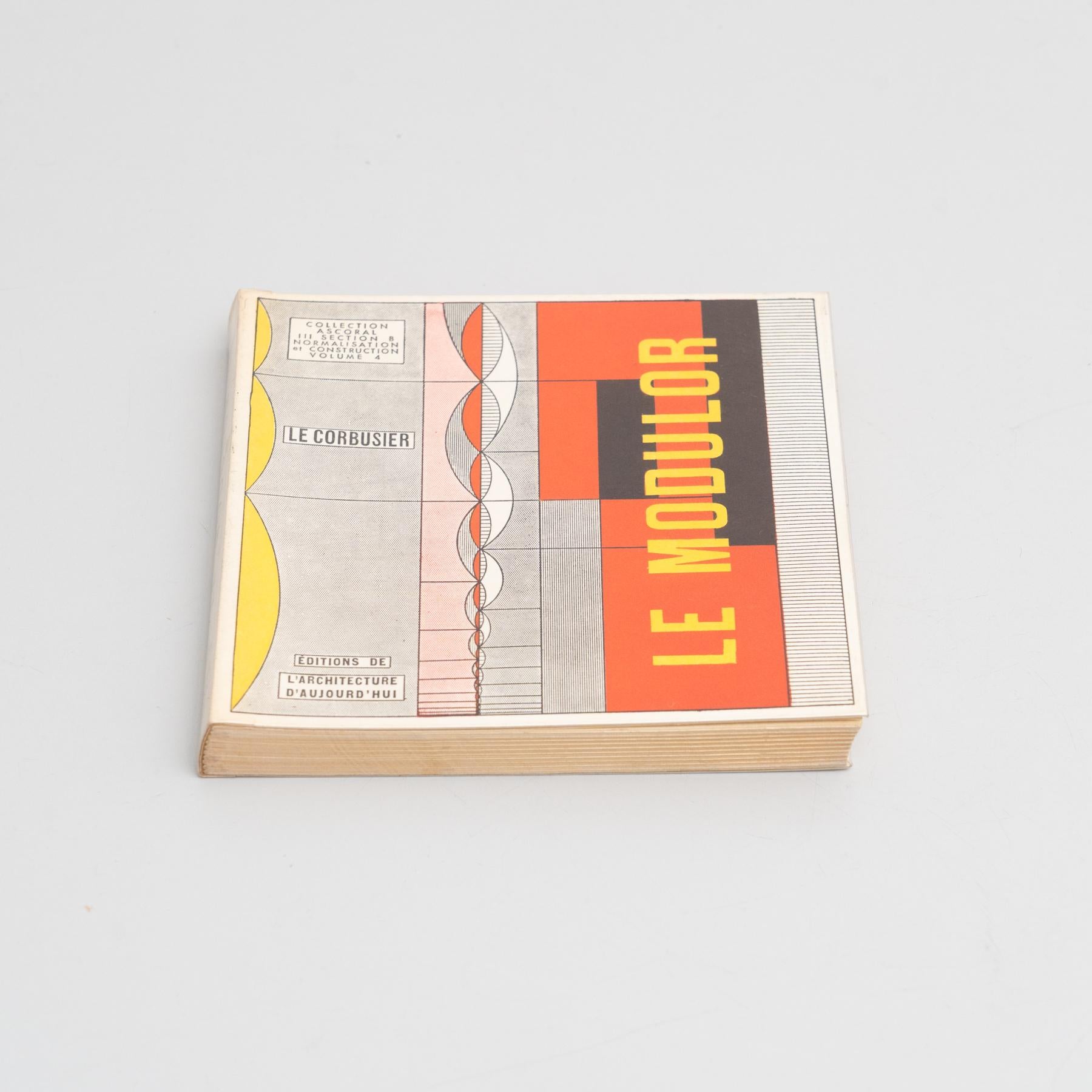 Livre Le Corbusier Der Modulor. Le Corbusier a publié Le Modulor en 1948, suivi de Modulor 2 en 1955. Ces ouvrages ont été publiés pour la première fois en anglais sous le titre The Modulor en 1954 et Modulor 2 (Let the User Speak Next) en 1958. Le