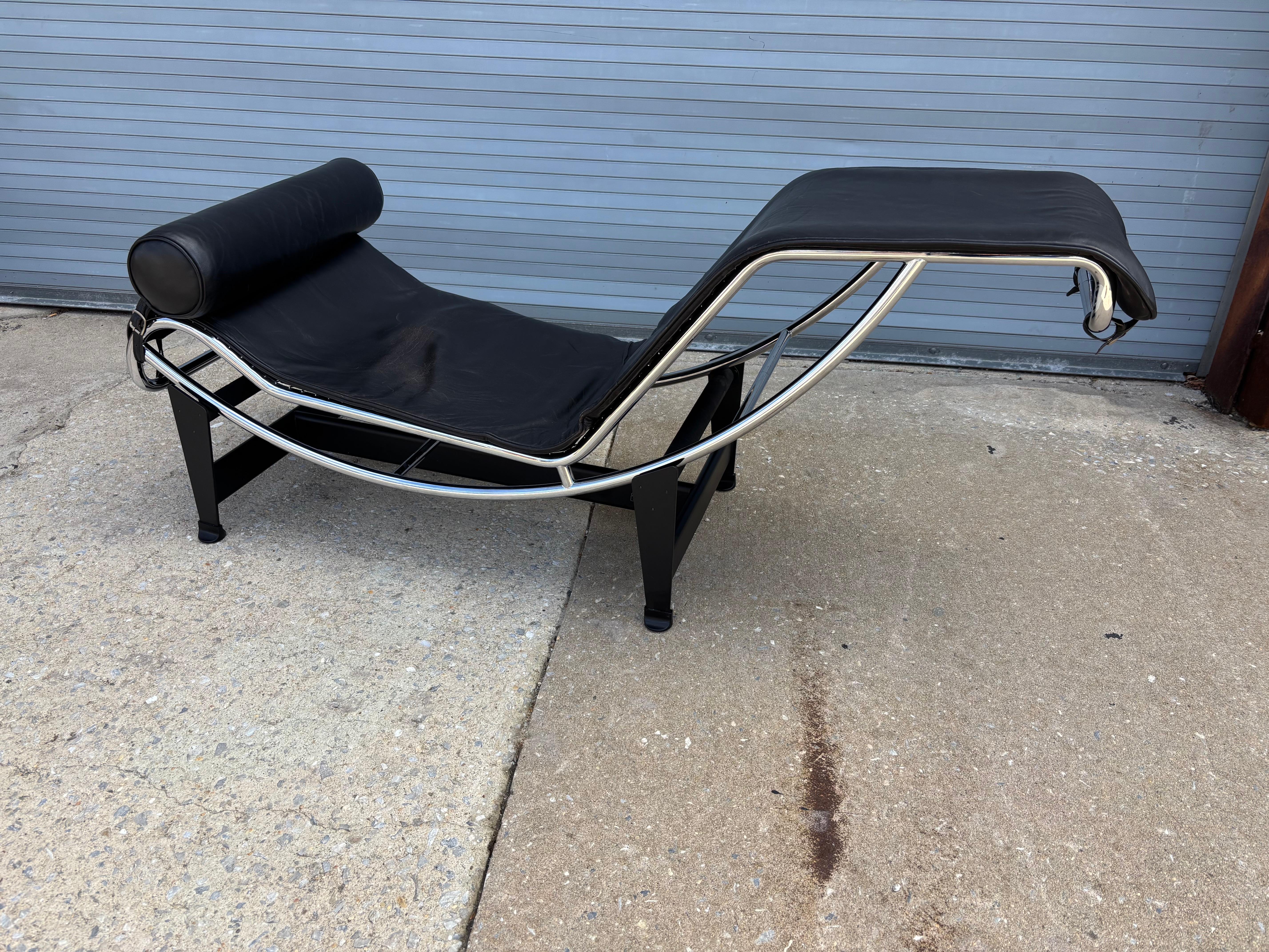 Le Corbusier, Pierre Jeanneret und Charlotte Perriand  Die ikonische Chaise Lounge wurde erstmals in den späten 1920er Jahren entworfen.  Dieses Modell stammt aus der Mitte der 80er Jahre.  Diese Lounge wurde von den ursprünglichen Eigentümern, den