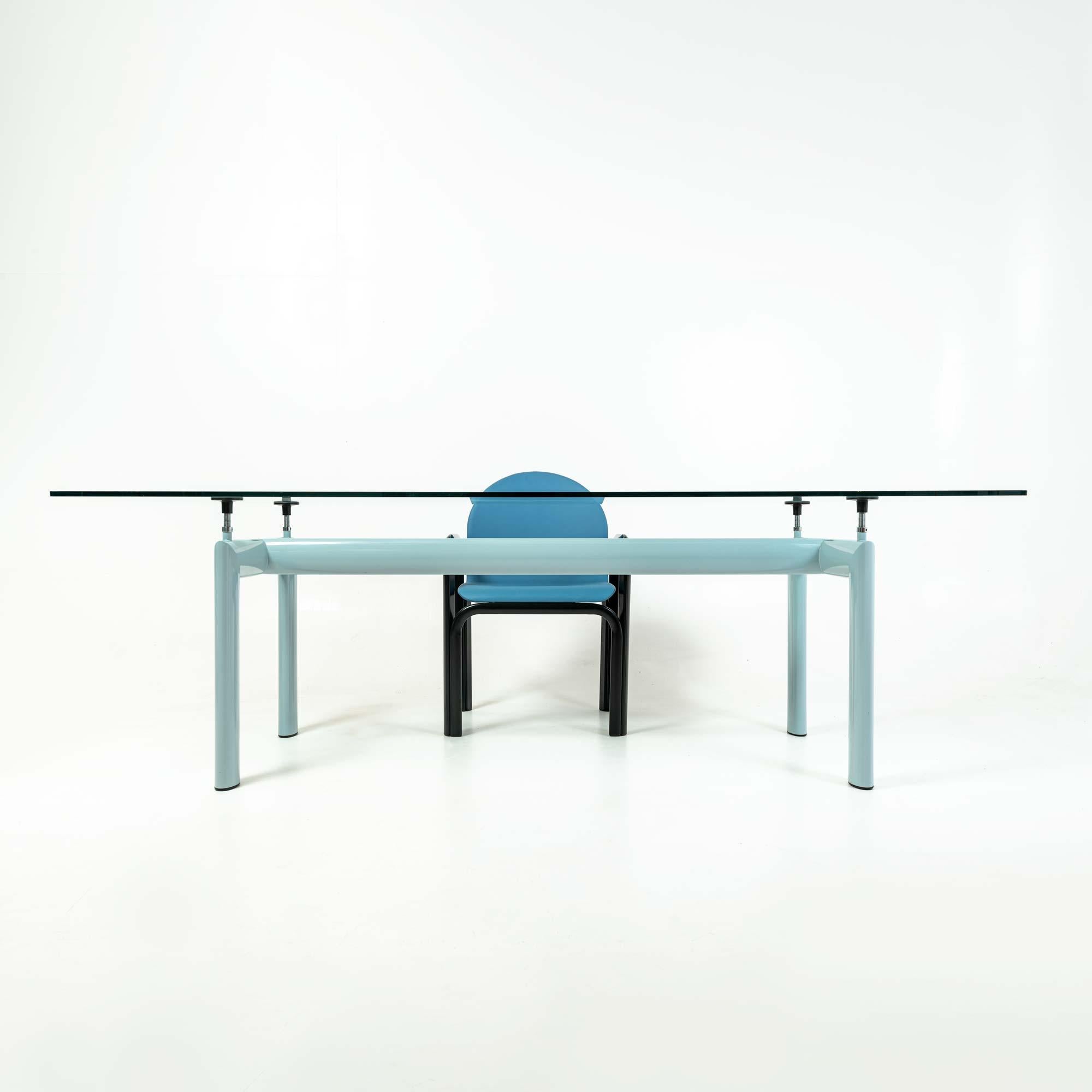 Table LC6 bleu clair et plateau en verre Le Corbusier pour Cassina 4