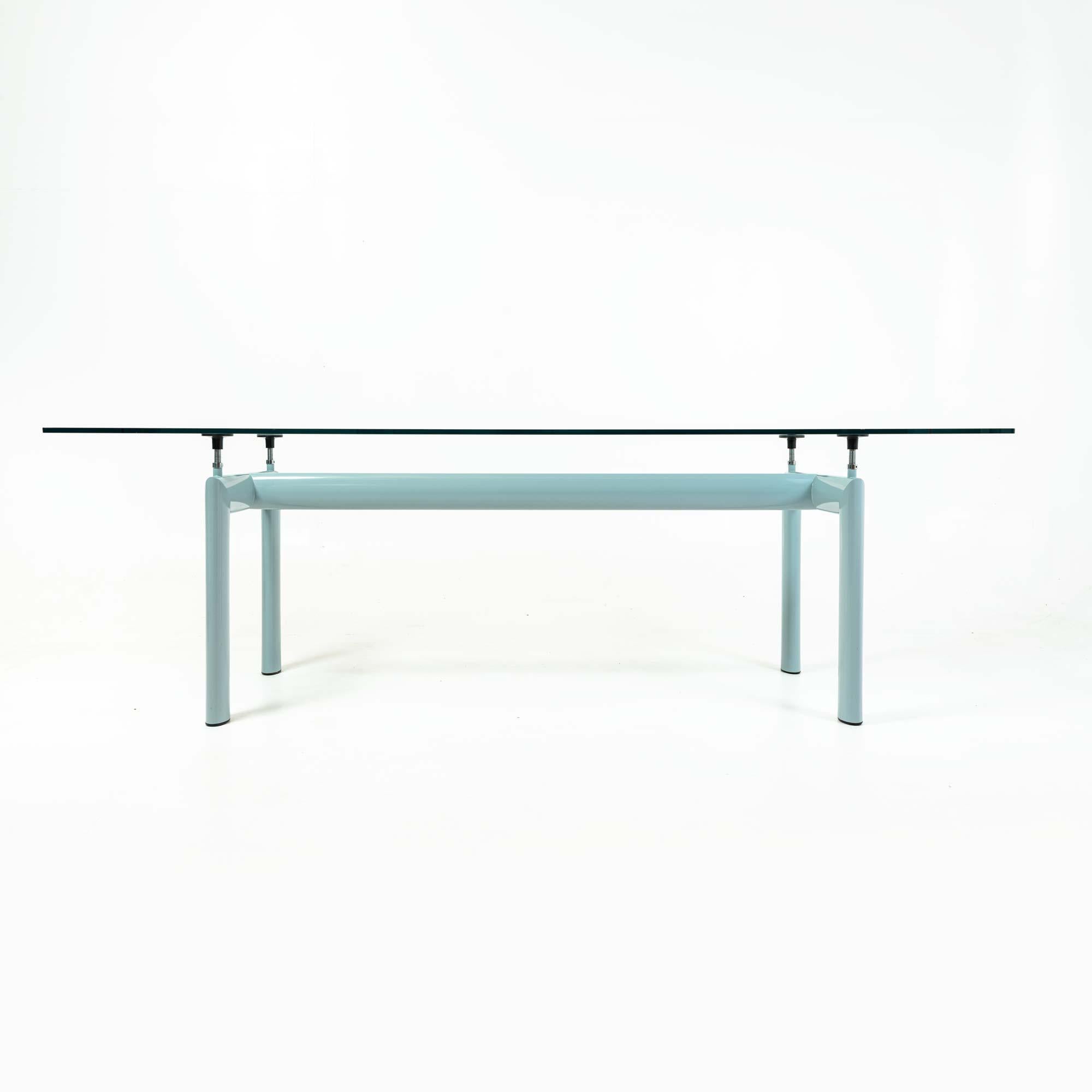 Design iconique d'un maître de l'architecture moderne, la table LC6 exprime une distinction dynamique entre sa base porteuse et le plateau qui doit être supporté. Conçue par Le Corbusier, la table est entièrement autonome, ce qui est mis en évidence