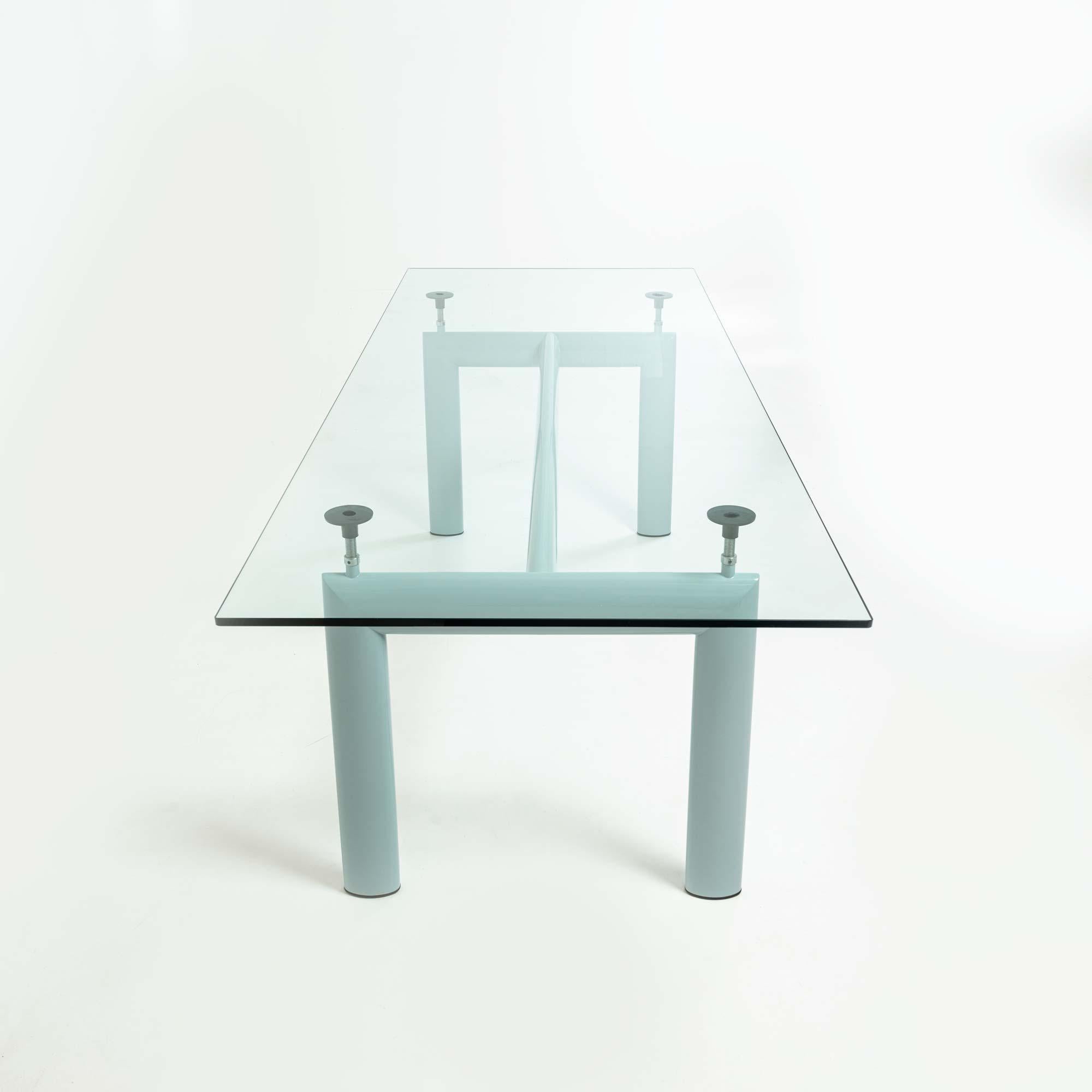 Bauhaus Table LC6 bleu clair et plateau en verre Le Corbusier pour Cassina