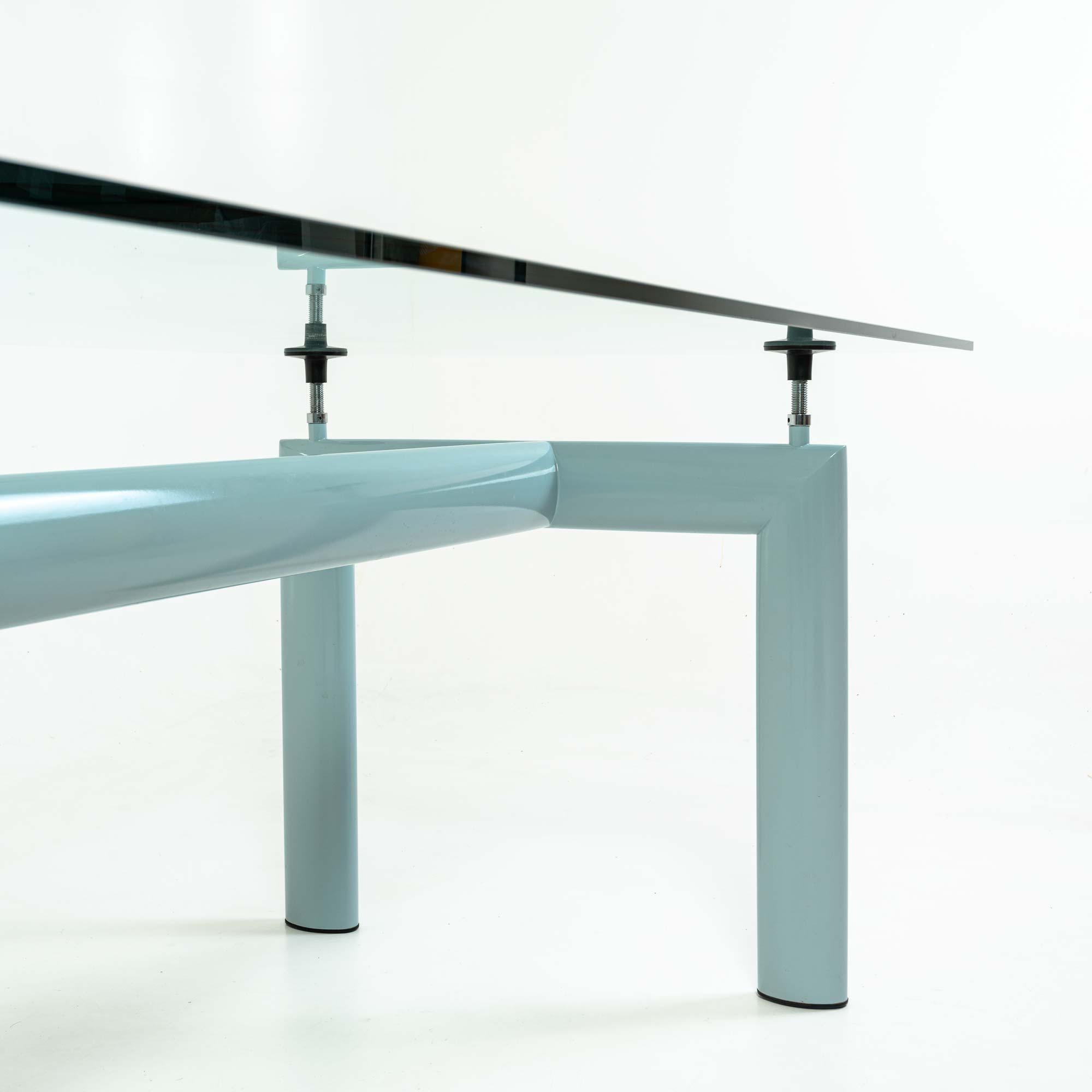 italien Table LC6 bleu clair et plateau en verre Le Corbusier pour Cassina