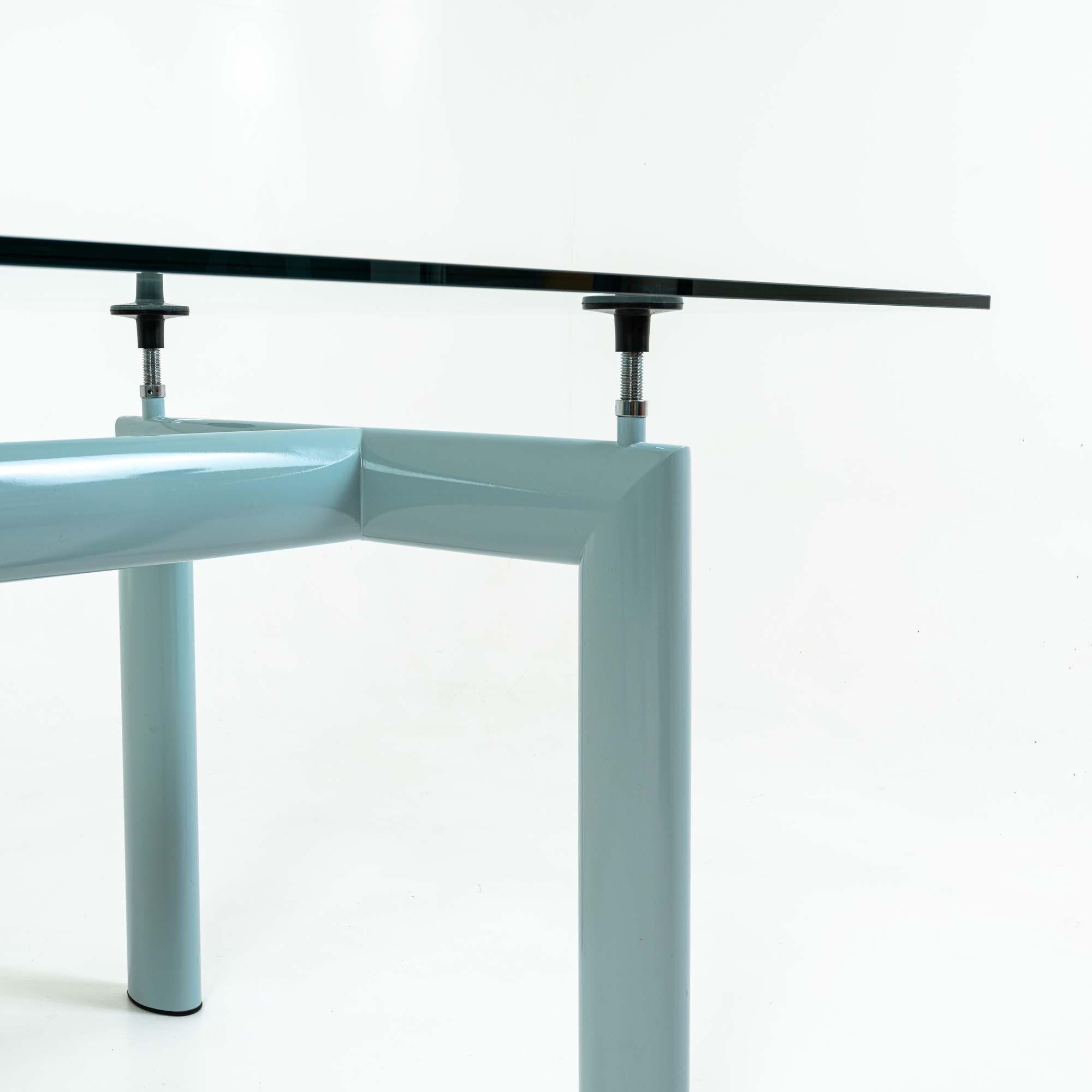 Acier Table LC6 bleu clair et plateau en verre Le Corbusier pour Cassina