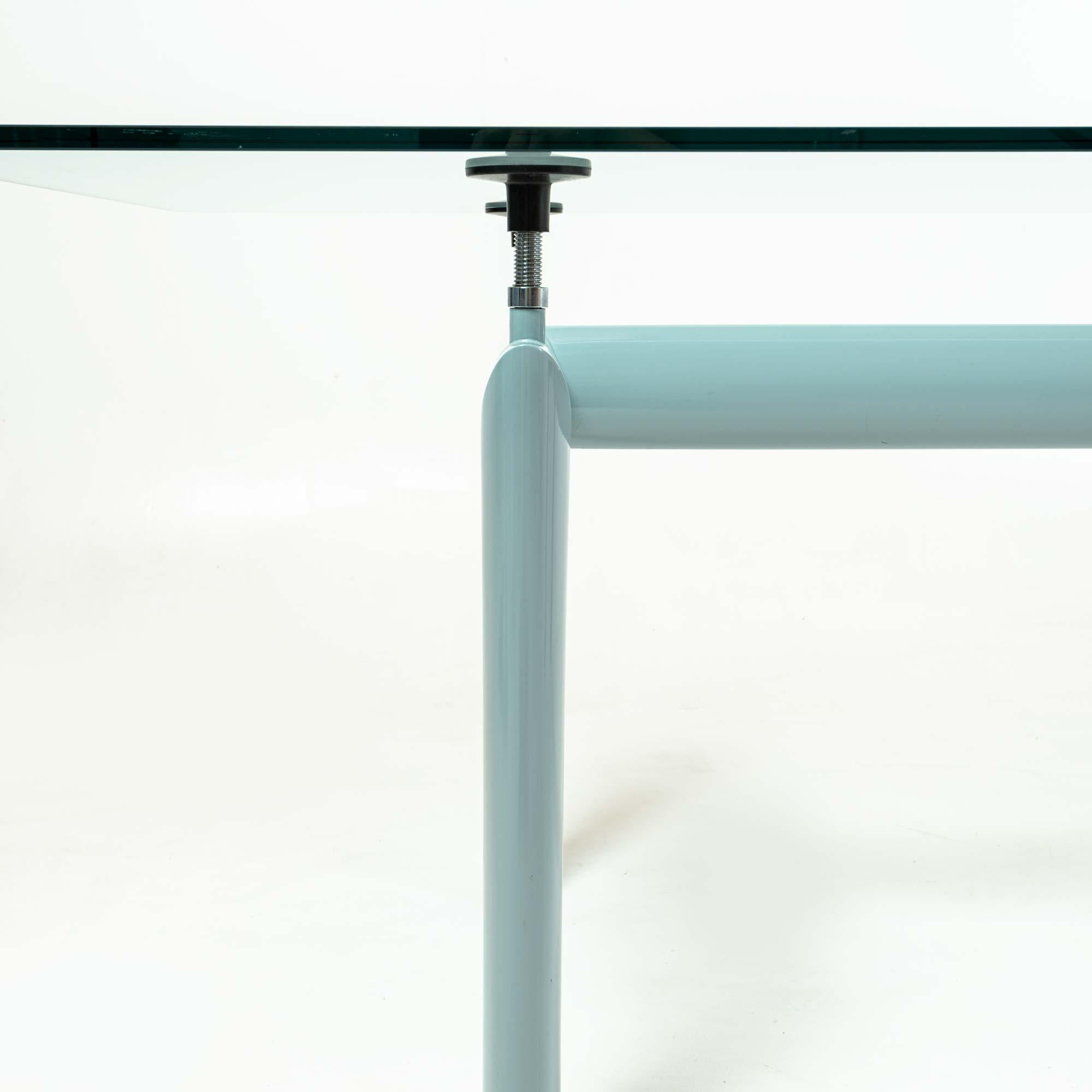 Table LC6 bleu clair et plateau en verre Le Corbusier pour Cassina 1