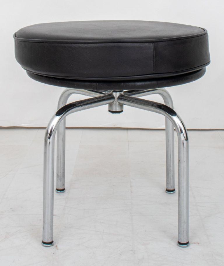 Le Corbusier pour Cassina LC8 Tabouret pivotant, pieds en métal chromé et revêtement en cuir noir, marqué. 

Concessionnaire : S138XX