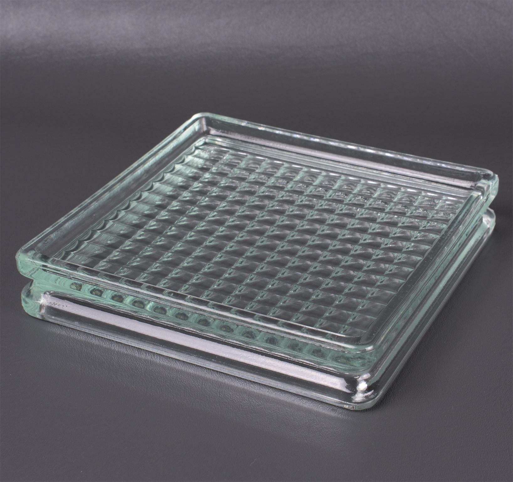 Accessorio da scrivania in vetro spesso e modellato degli anni '50, ordinato, vide poche o posacenere per sigari, realizzato da Lumax, Francia. Il disegno originale di Le Corbusier, intitolato 