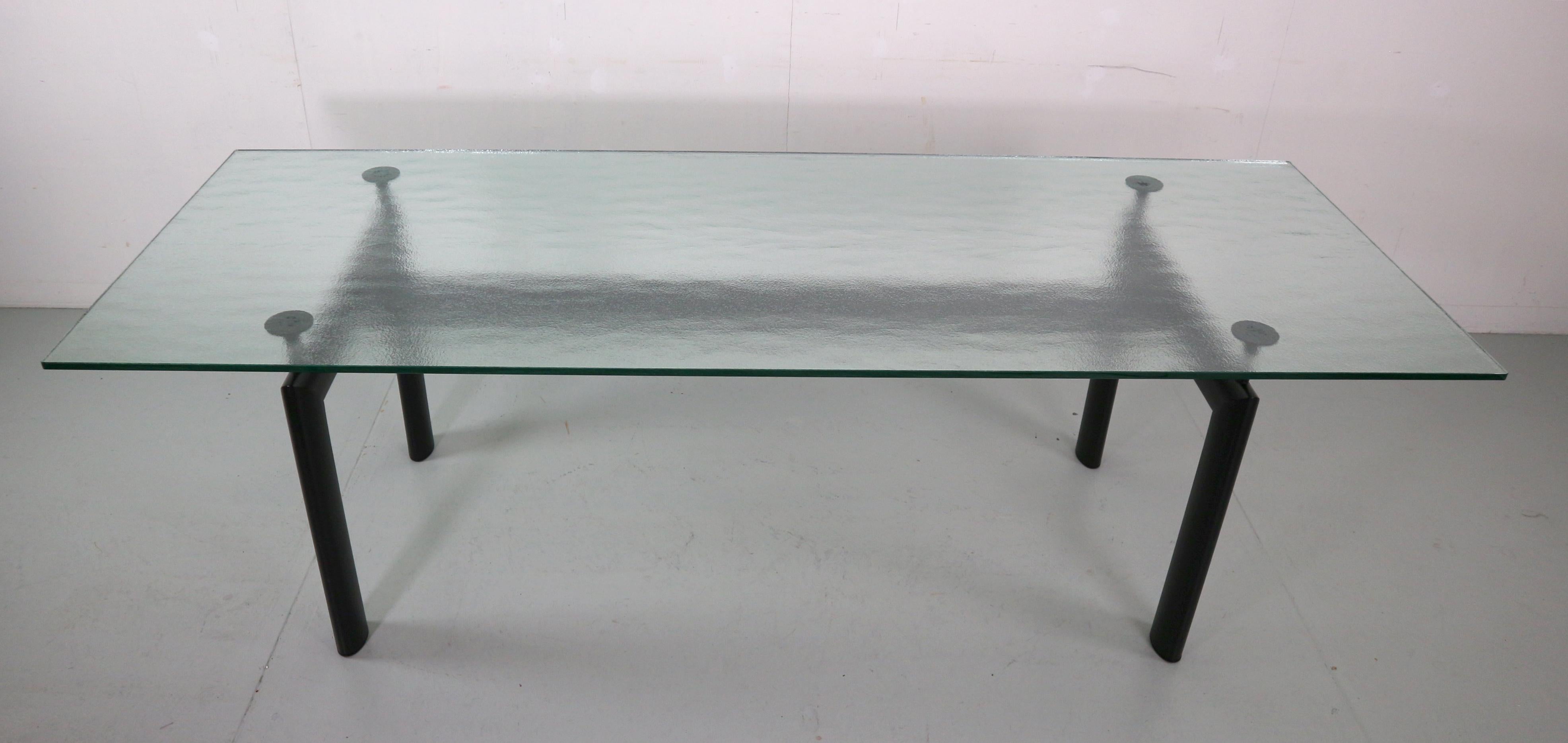 The idea informing the LC6 table, which was launched at the 1929 Salon d’Automne in Paris, lies in the distinction between the support and what is supported, in other words, the base and the table top. The separation of the two parts is highlighted