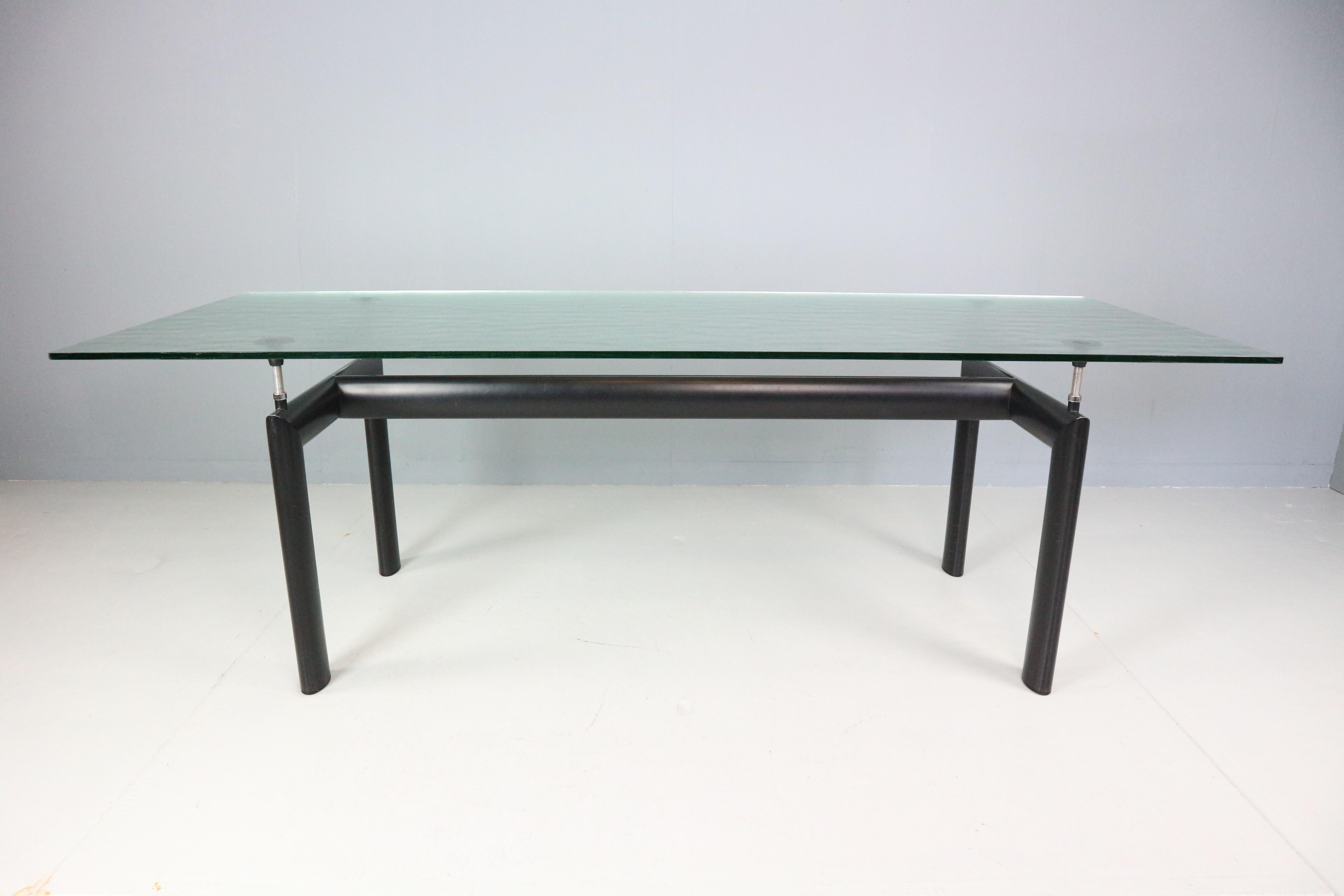 L'idée qui sous-tend la table LC6, lancée au Salon d'Automne 1929 à Paris, réside dans la distinction entre le support et ce qui est supporté, c'est-à-dire la base et le plateau. La séparation des deux parties est soulignée par les quatre structures