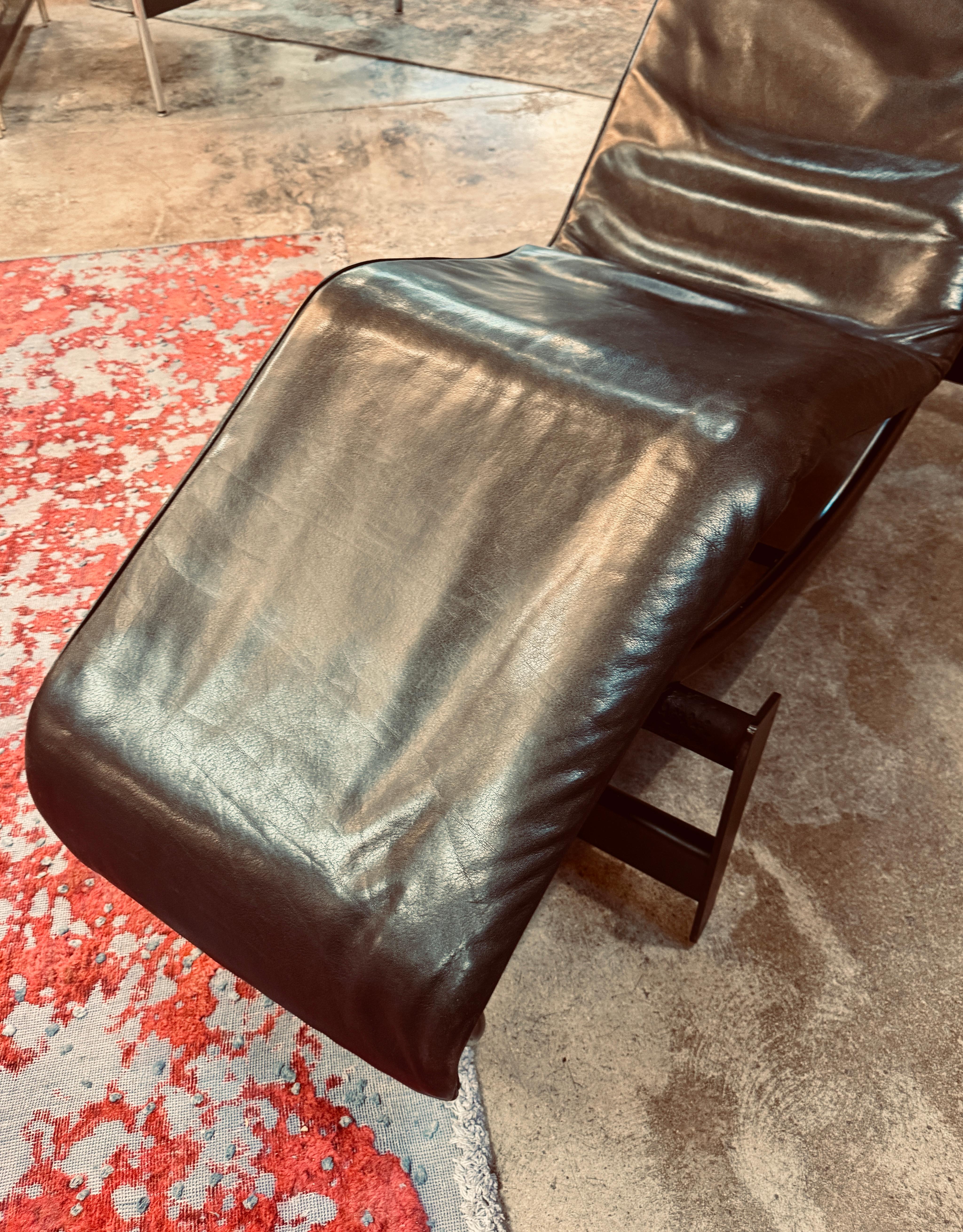 Italian Le Corbusier, Jeanneret, Charlotte Perriand LC4 Noire Chaise Lounge by Cassina