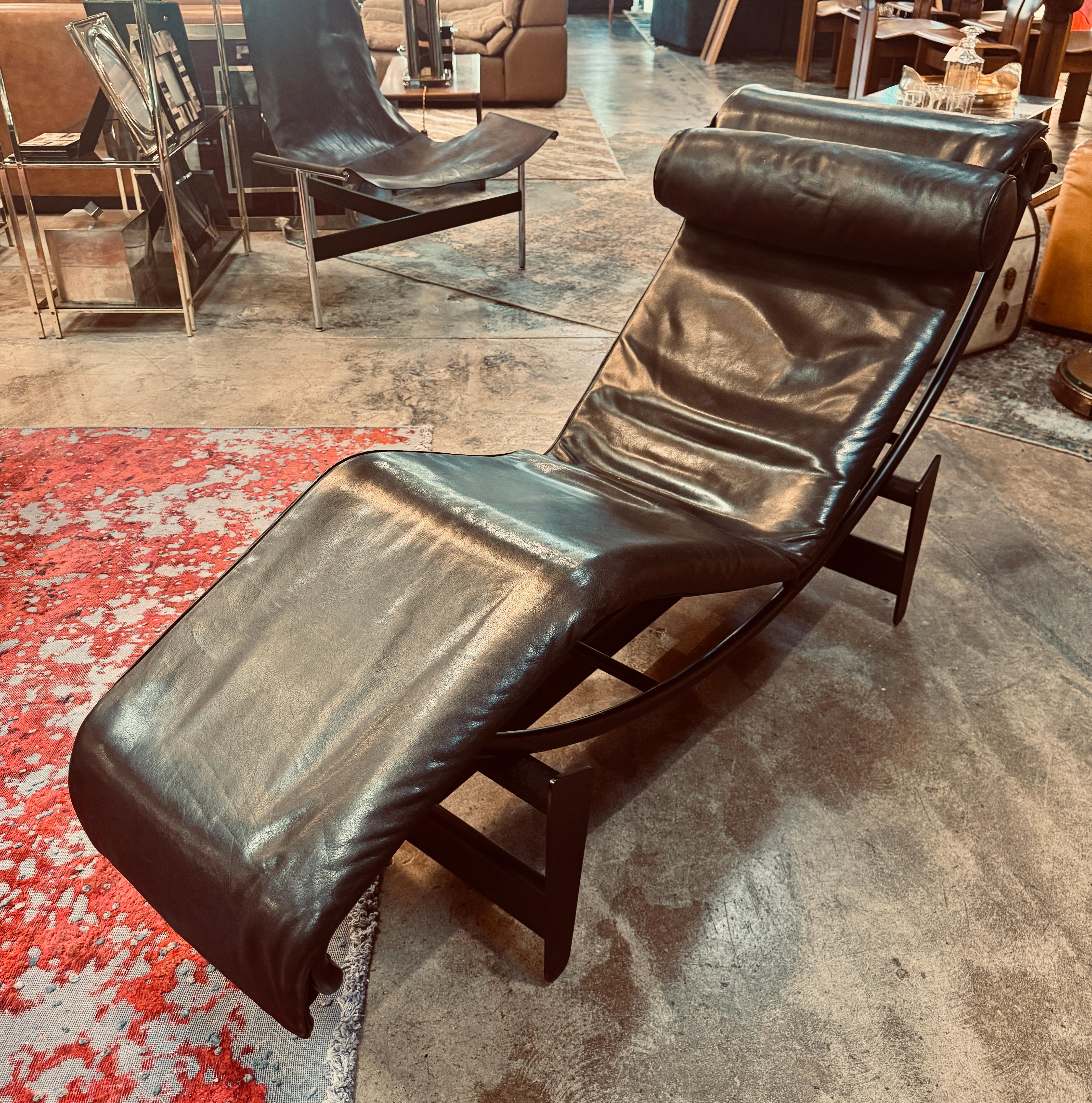 Le Corbusier, Jeanneret, Charlotte Perriand LC4 Noire Chaise Lounge by Cassina In Good Condition In Los Angeles, CA