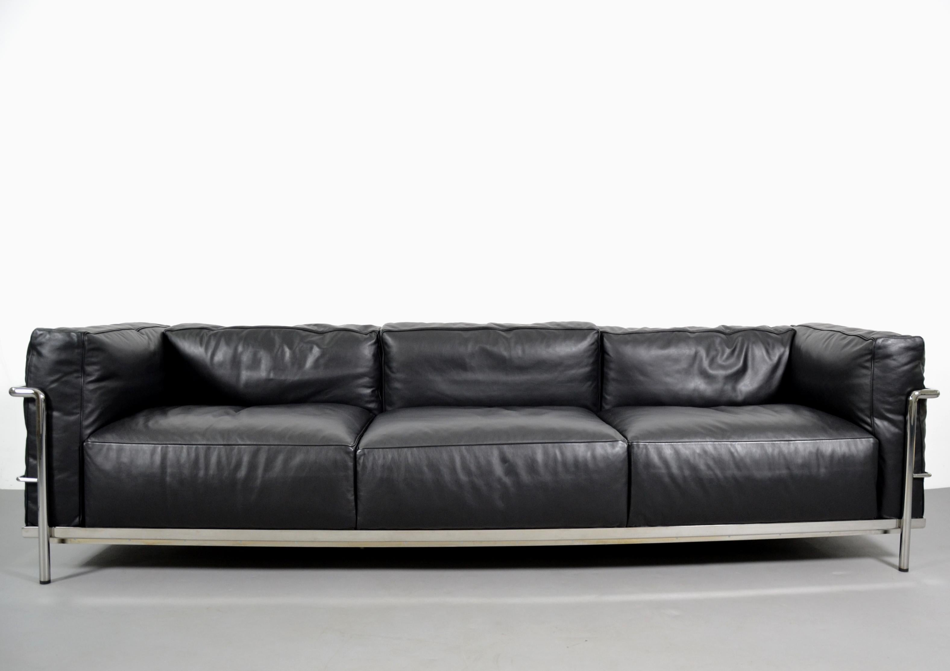 Design: Le Corbusier, Jeanneret, Perriand from 1928
Manufacturer: Cassina
Age: circa 2015
Condition: very good condition
Model: LC3
Chromed steel frame, with cushions in black leather (leather X) filled with down.
Le Corbusier was an