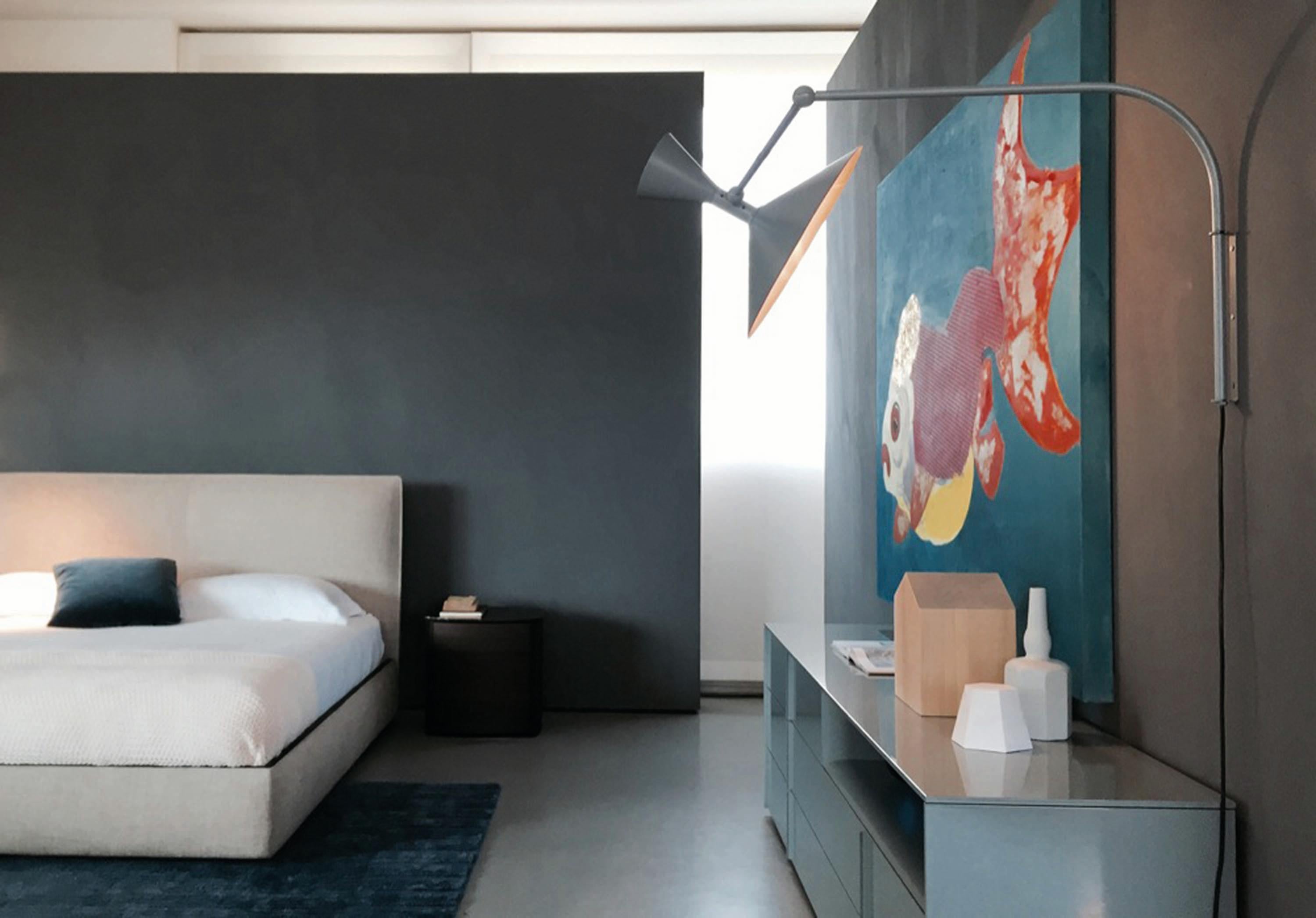 Applique Le Corbusier Lampe de Marseille pour Nemo en gris mat.

Conçue par Le Corbusier pour l'Unité d'Habitation de Marseille en 1949/1952, cette applique est à la fois architecturale et fonctionnelle, avec deux articulations réglables sur le bras